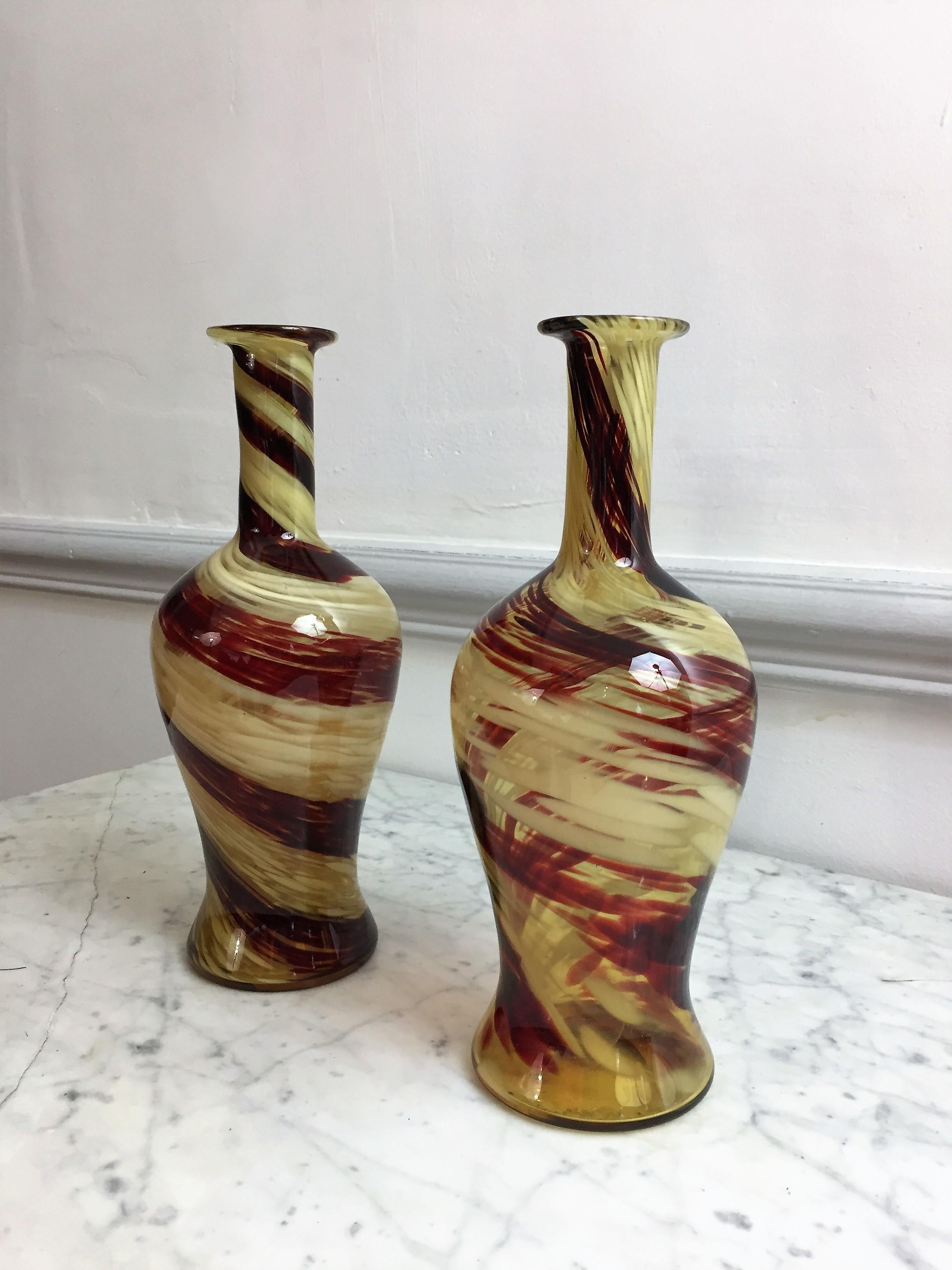 Paar beige und rote Triflor-Vasen aus dem 19. Jahrhundert im Stil von Murano 2