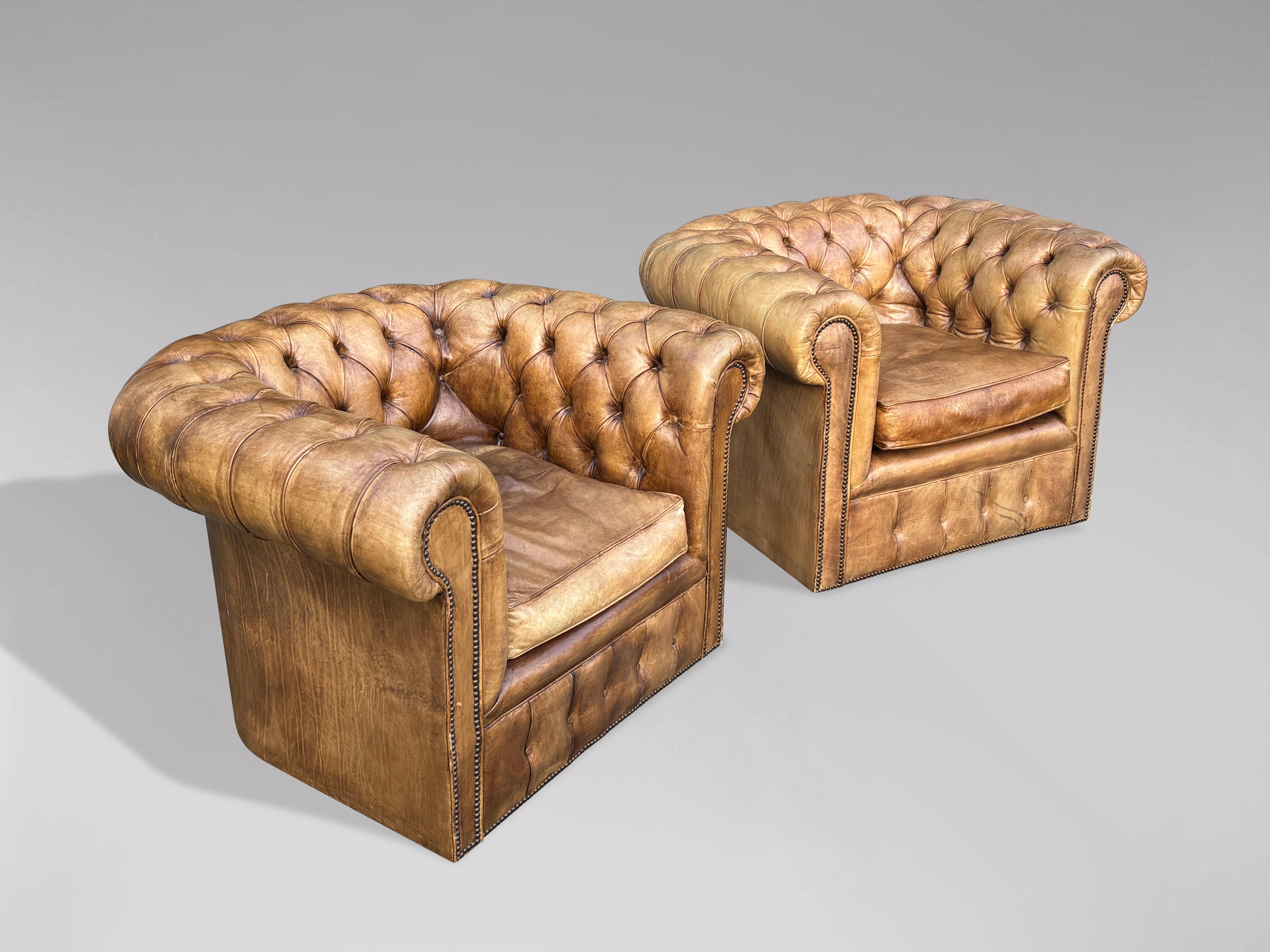 Paire de fauteuils club Chesterfield en cuir beige de bonne qualité, datant de la fin du XIXe siècle et de l'époque victorienne. Peau de cuir beige originale teintée à la main, nettoyée et polie, ce qui donne un toucher doux et somptueux à ce cuir
