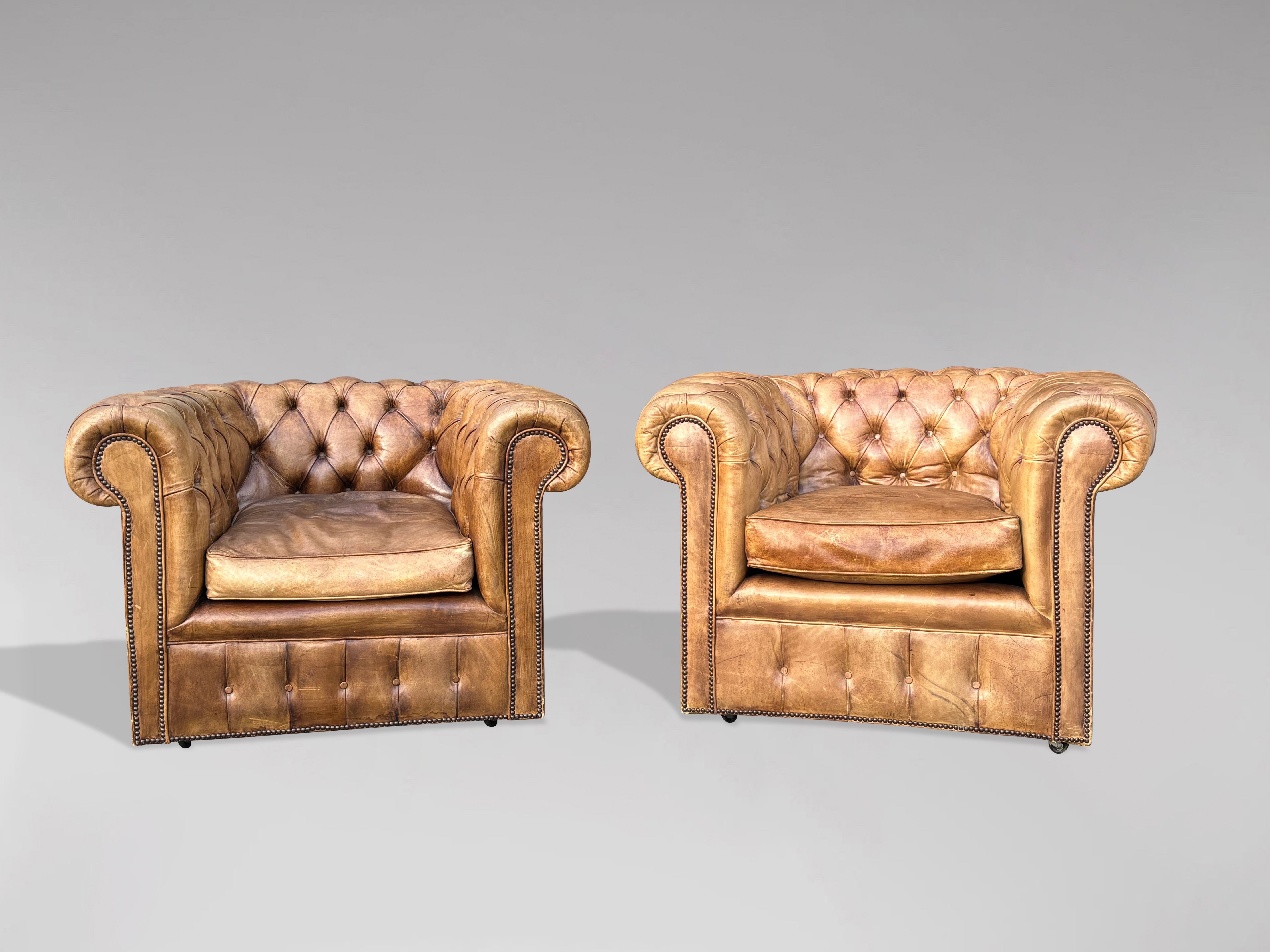 Victorien Paire de fauteuils Chesterfield Club du 19ème siècle en cuir beige en vente