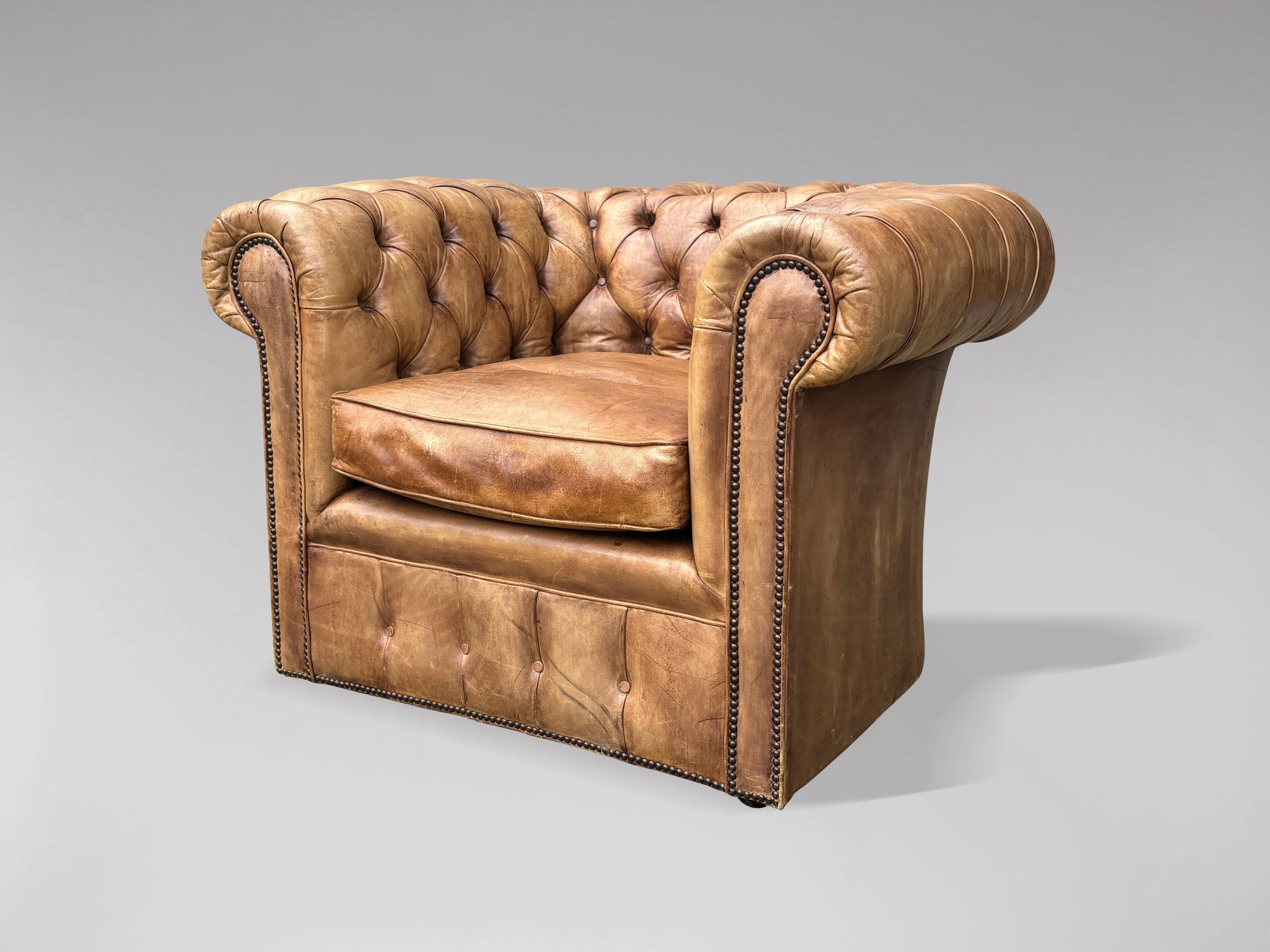 Britannique Paire de fauteuils Chesterfield Club du 19ème siècle en cuir beige en vente