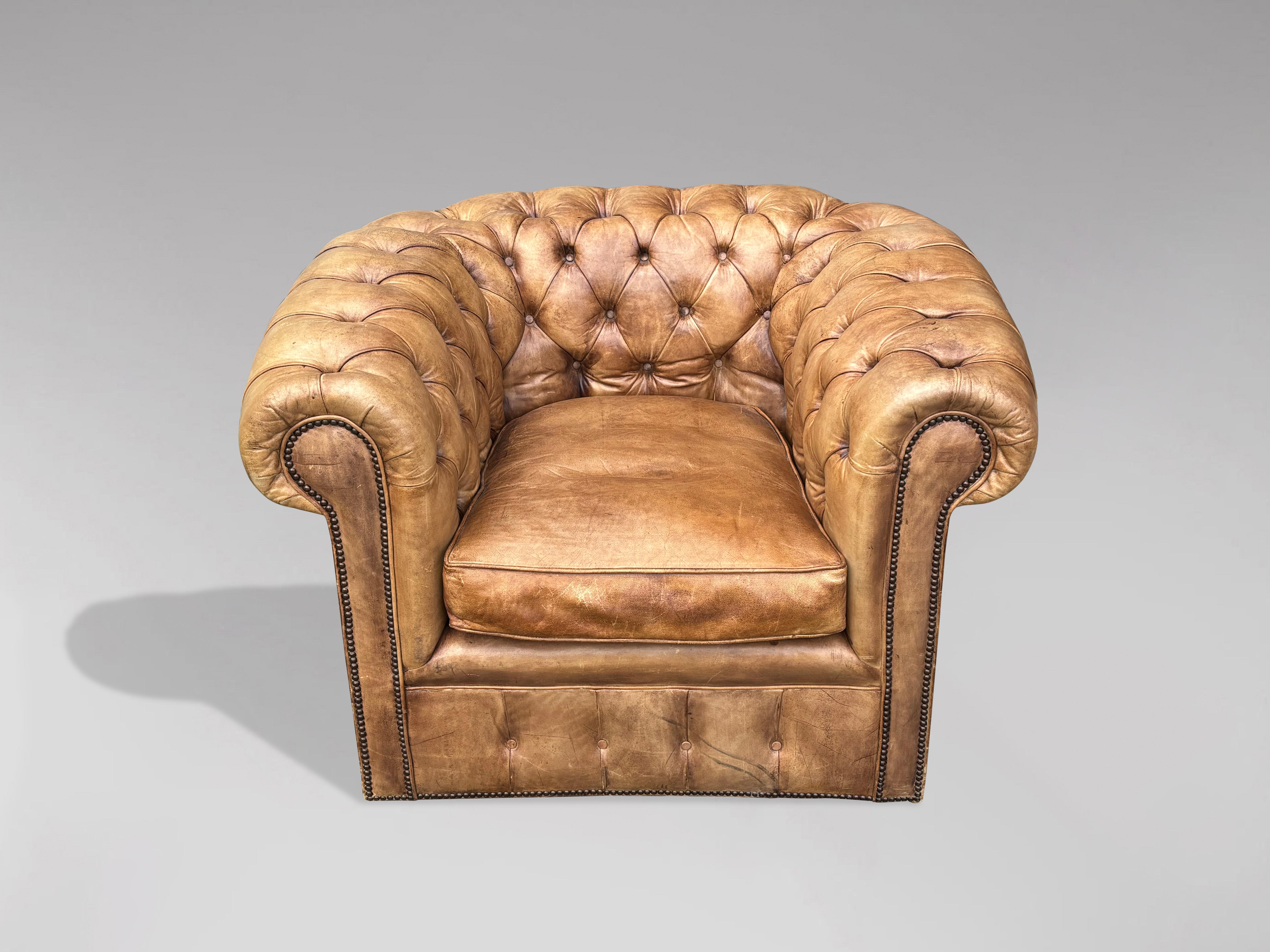 Hand-Crafted Pair of 19th Century Beige Leather Chesterfield Club Armchairs For Sale