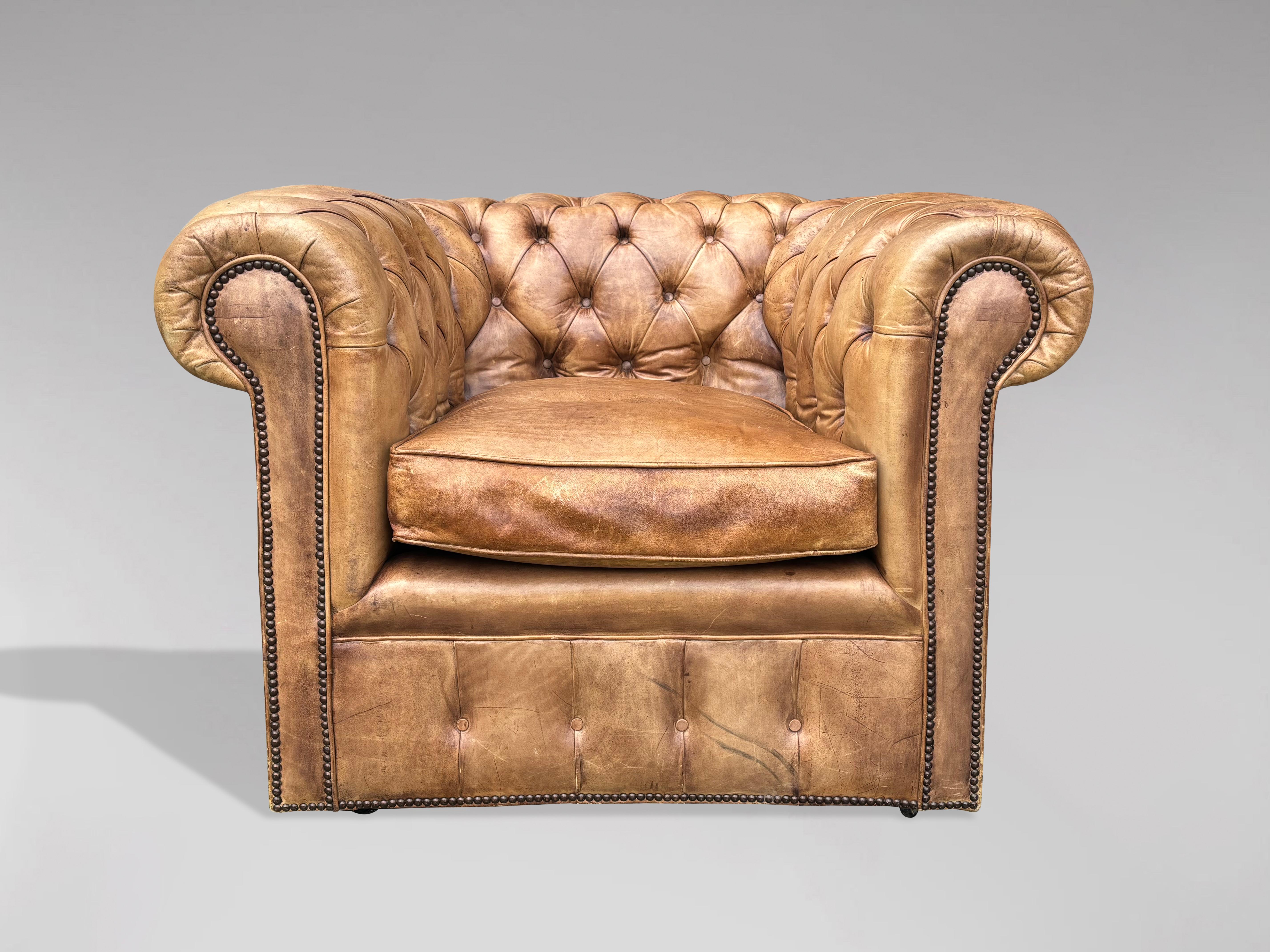Paire de fauteuils Chesterfield Club du 19ème siècle en cuir beige Bon état - En vente à Petworth,West Sussex, GB