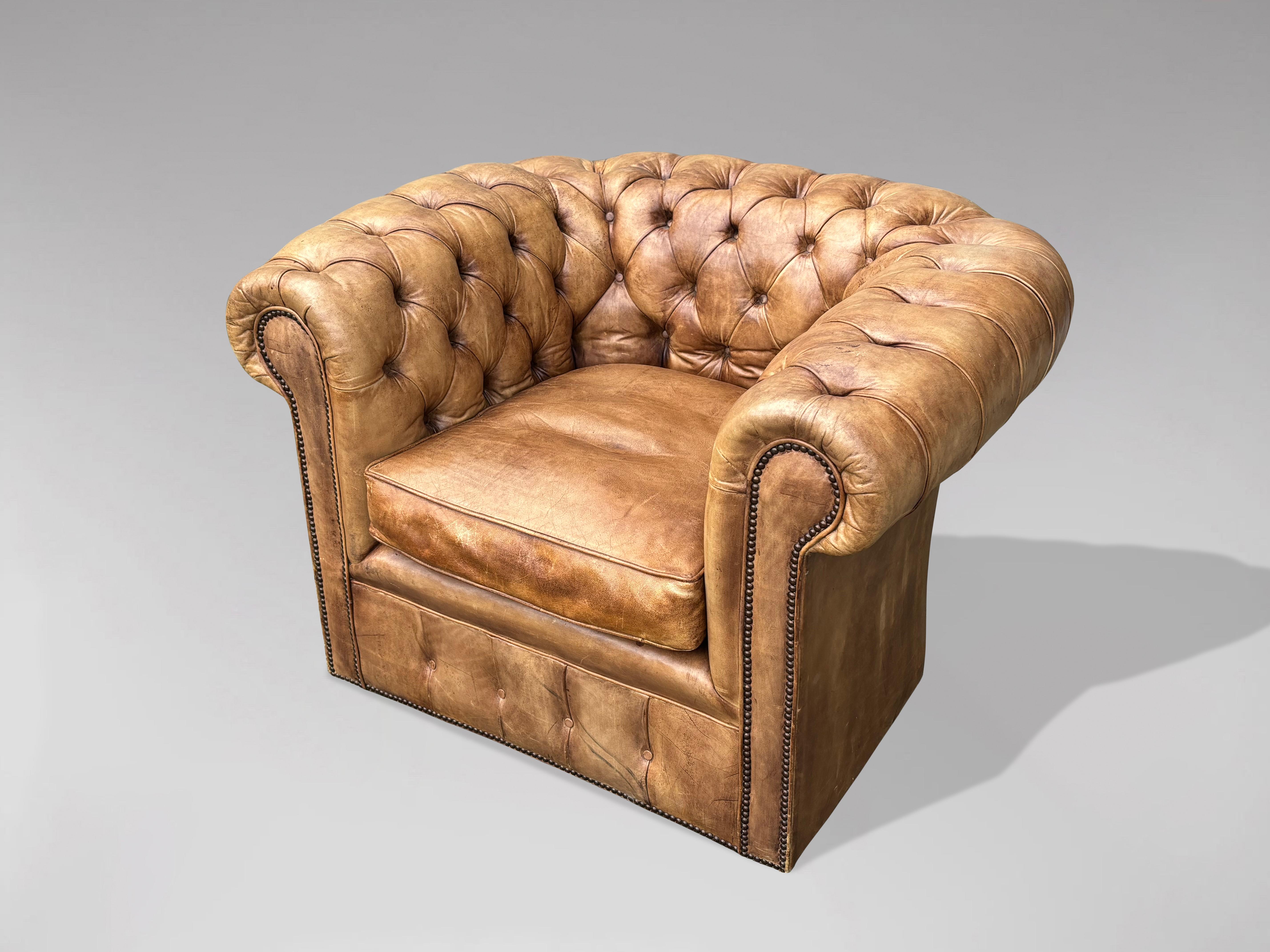 XIXe siècle Paire de fauteuils Chesterfield Club du 19ème siècle en cuir beige en vente