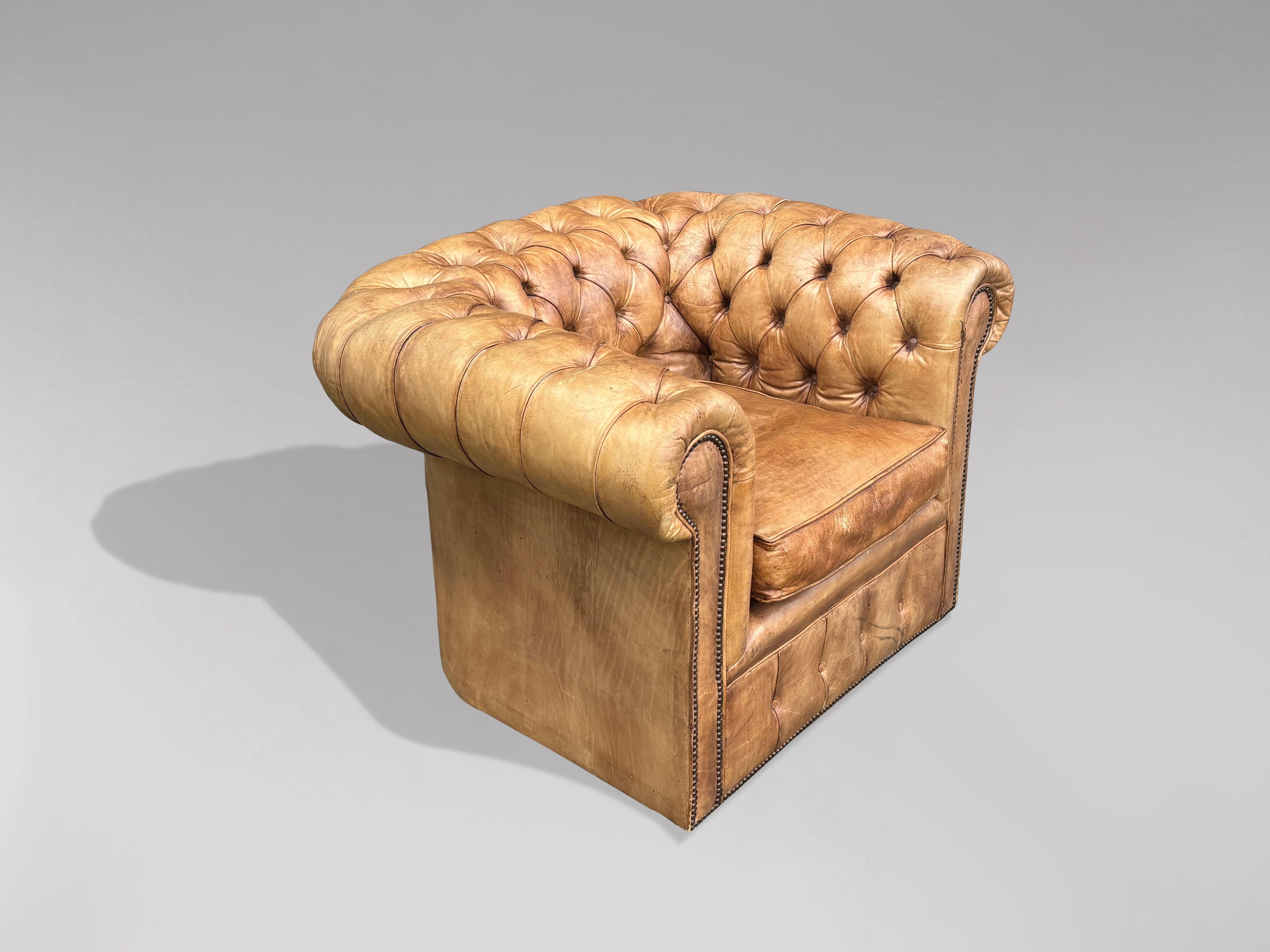 Cuir Paire de fauteuils Chesterfield Club du 19ème siècle en cuir beige en vente