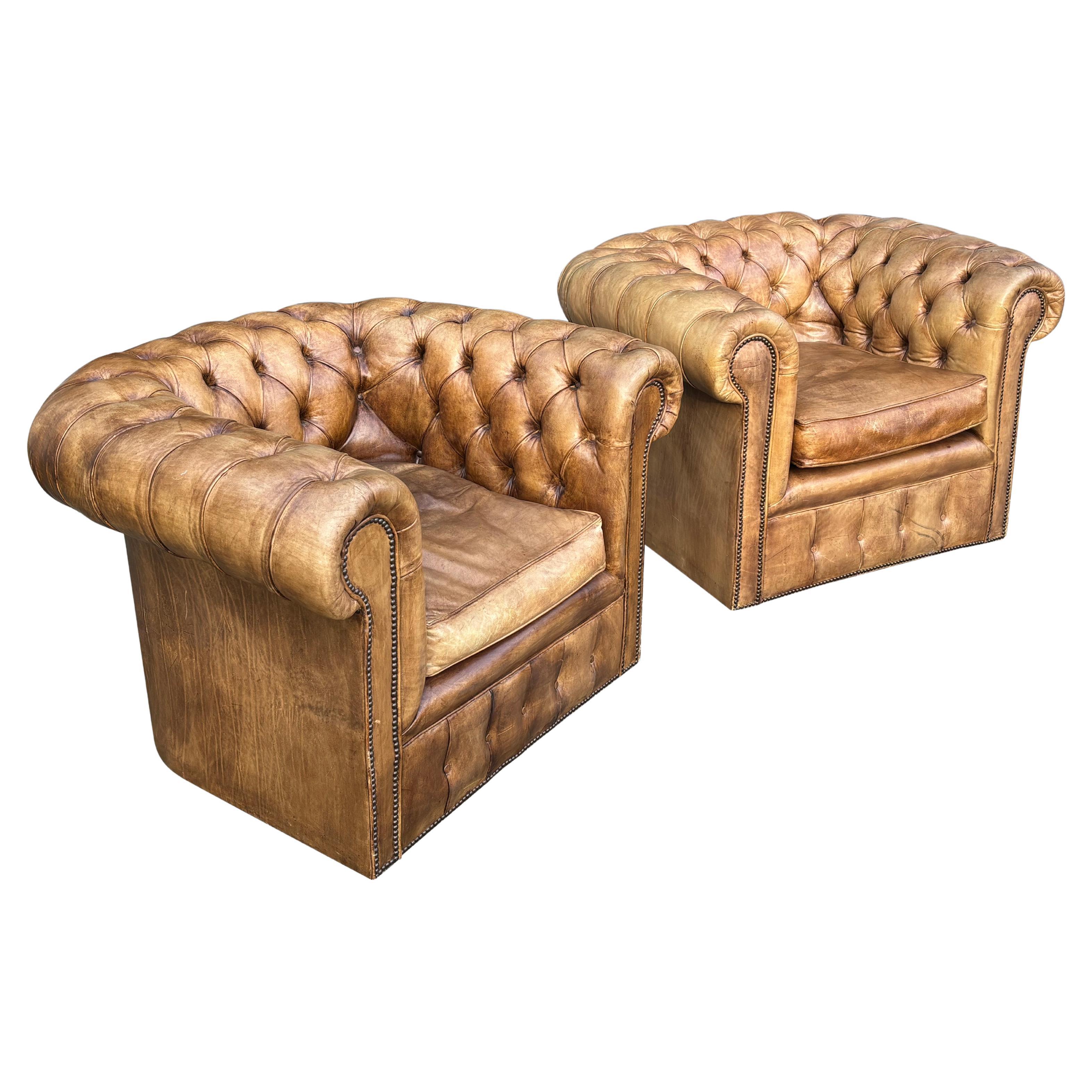 Paire de fauteuils Chesterfield Club du 19ème siècle en cuir beige