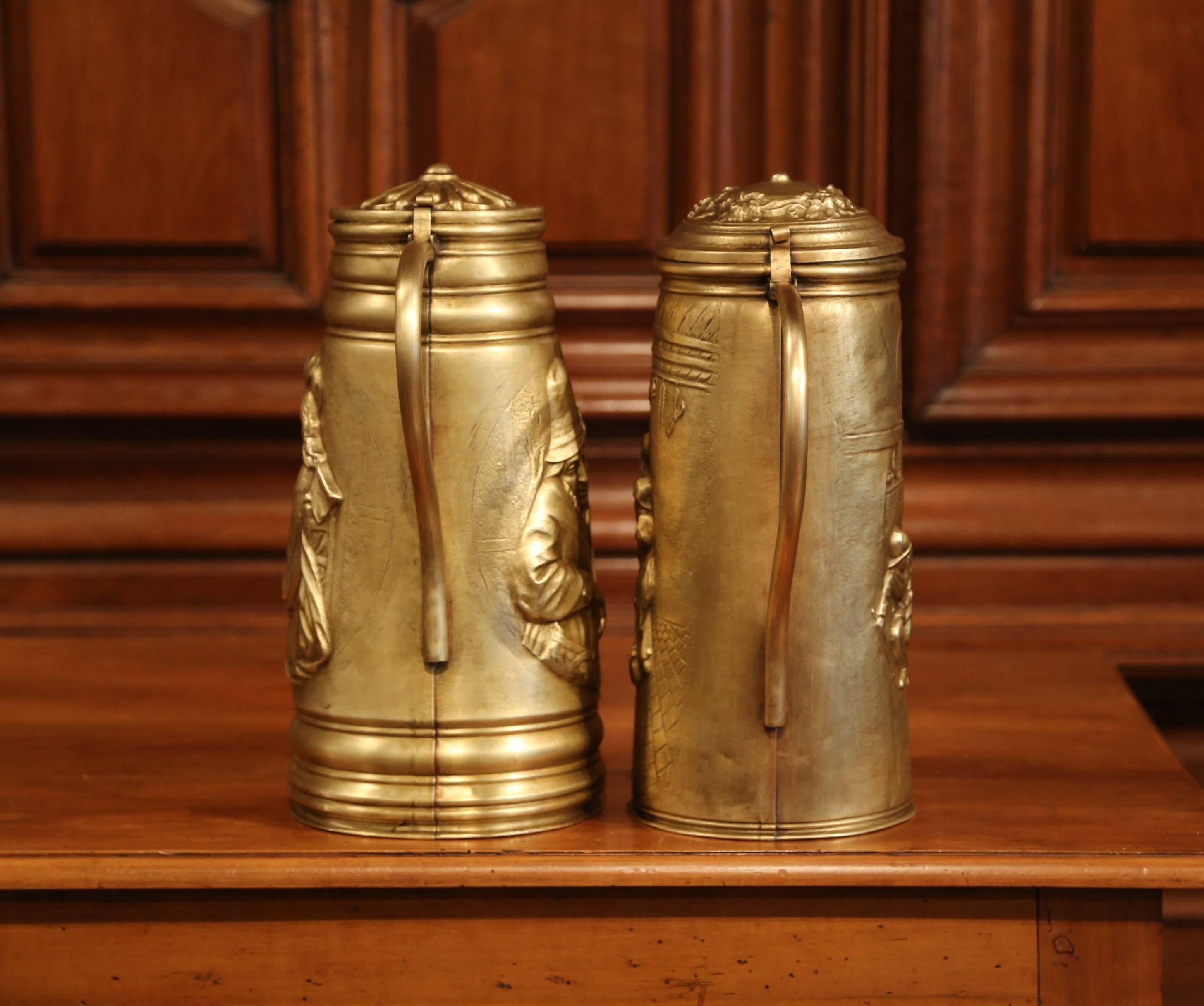 Pair of 19th Century Belgium Brass Beer Pitchers with Lid and Repousse Decor In Excellent Condition In Dallas, TX