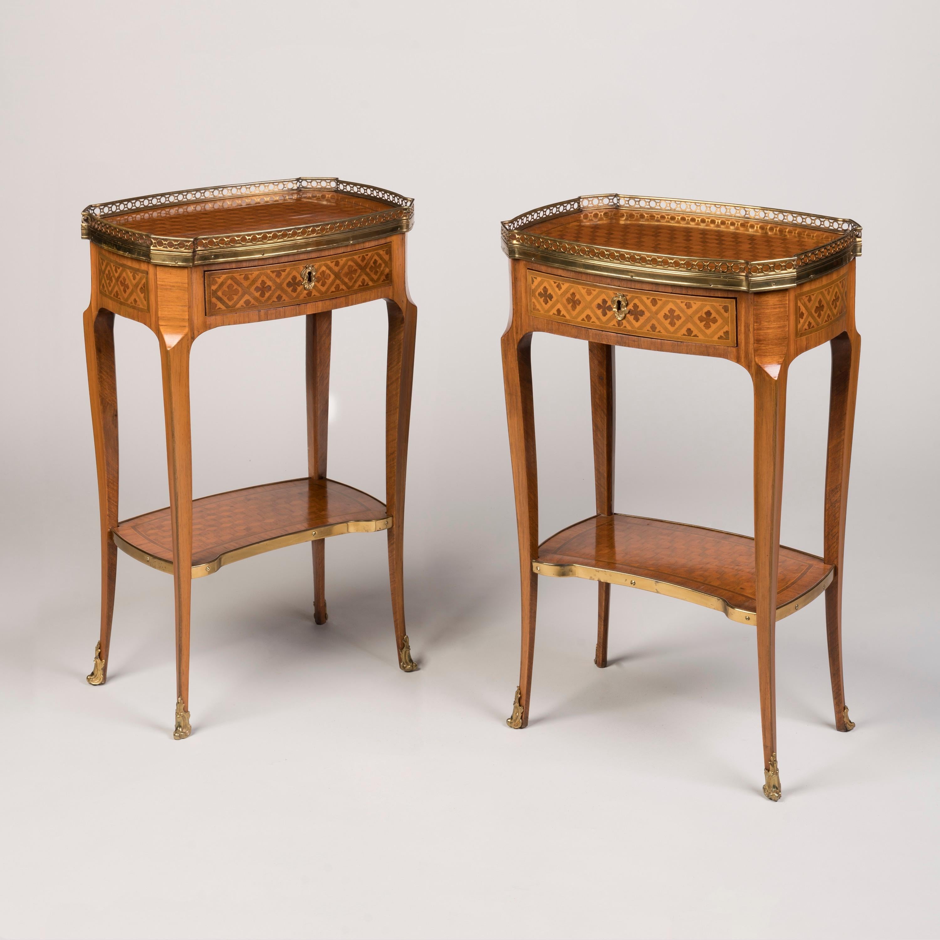 Paire de tables en bois de roi français

Construit en bois de roi, avec des incrustations précises de parquet et de marqueterie ; s'élevant sur des pieds cabriole balayés avec des sabots en bronze doré, rejoints par un sous-bassement à bandes