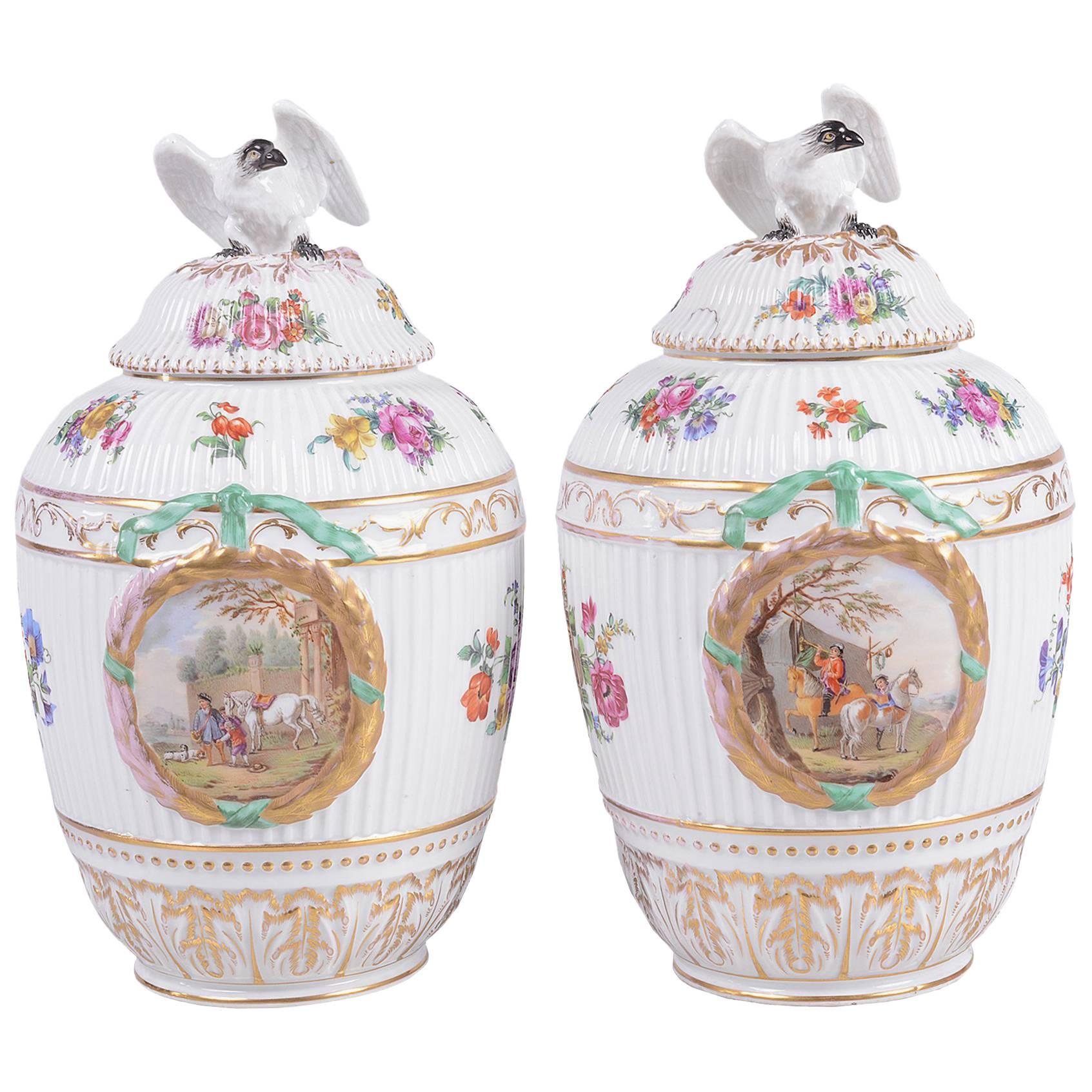 Pareja de jarrones con tapa de porcelana berlinesa del siglo XIX