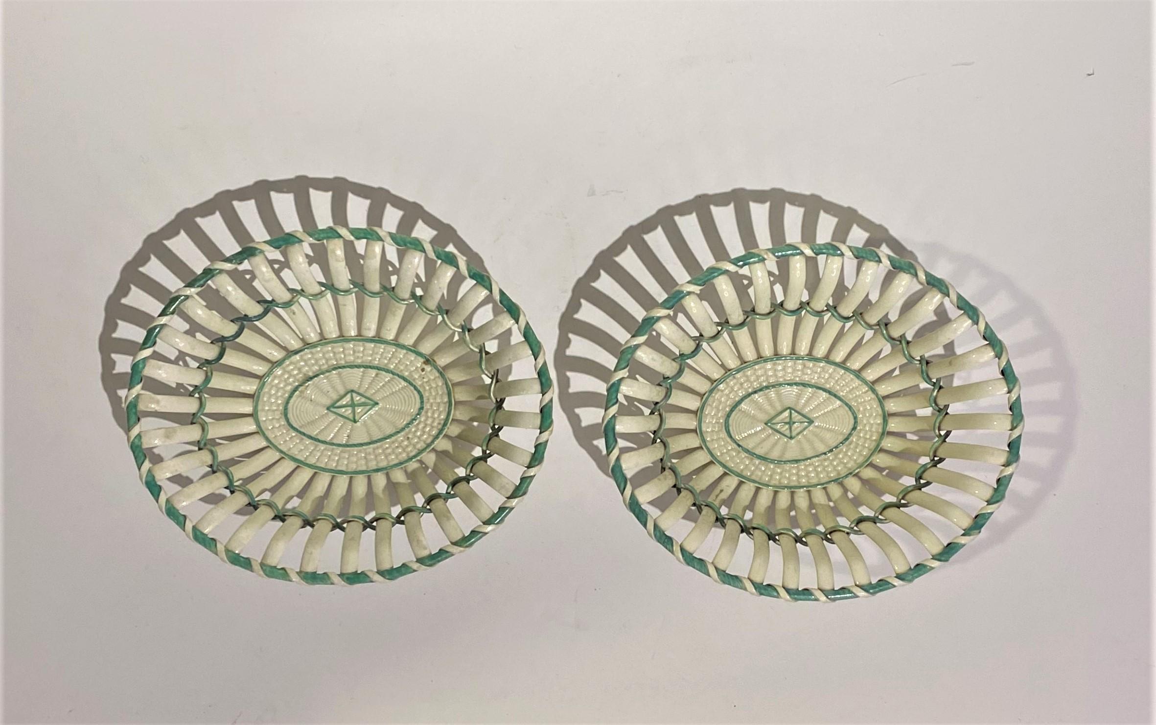 Porcelain Pair of 19th Century Bi-Color Pierced Baskets from England For Sale