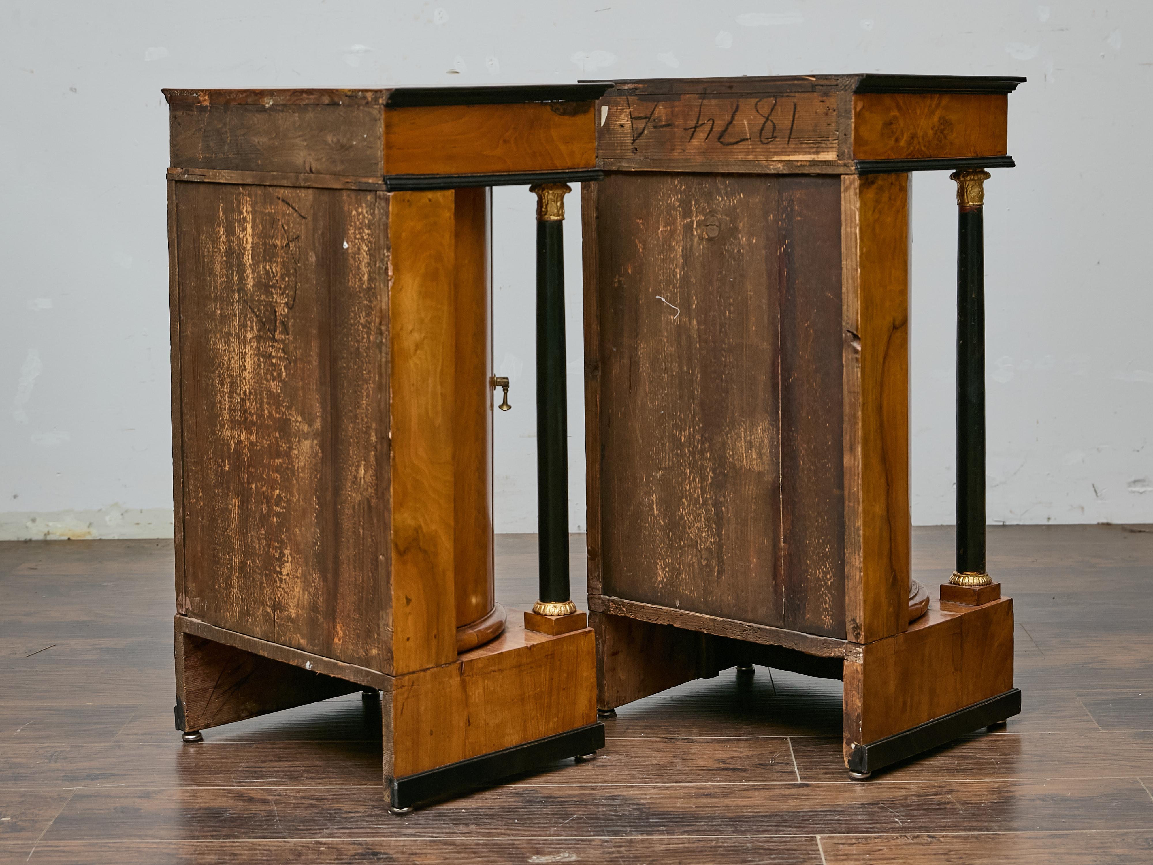 Paire de tables de chevet Biedermeier du 19ème siècle, en noyer et colonnes ébonisées en vente 3