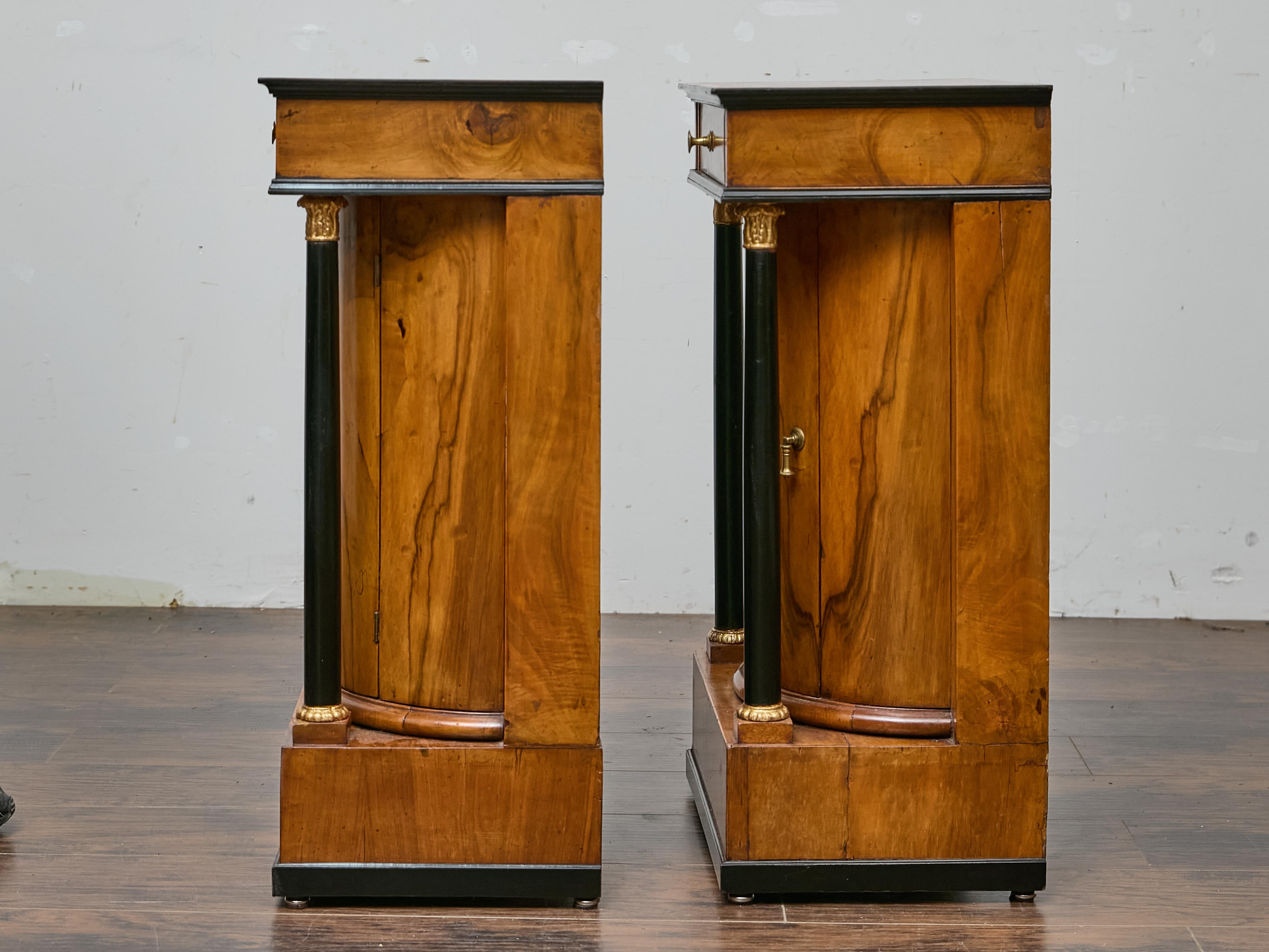 Paire de tables de chevet Biedermeier du 19ème siècle, en noyer et colonnes ébonisées en vente 6