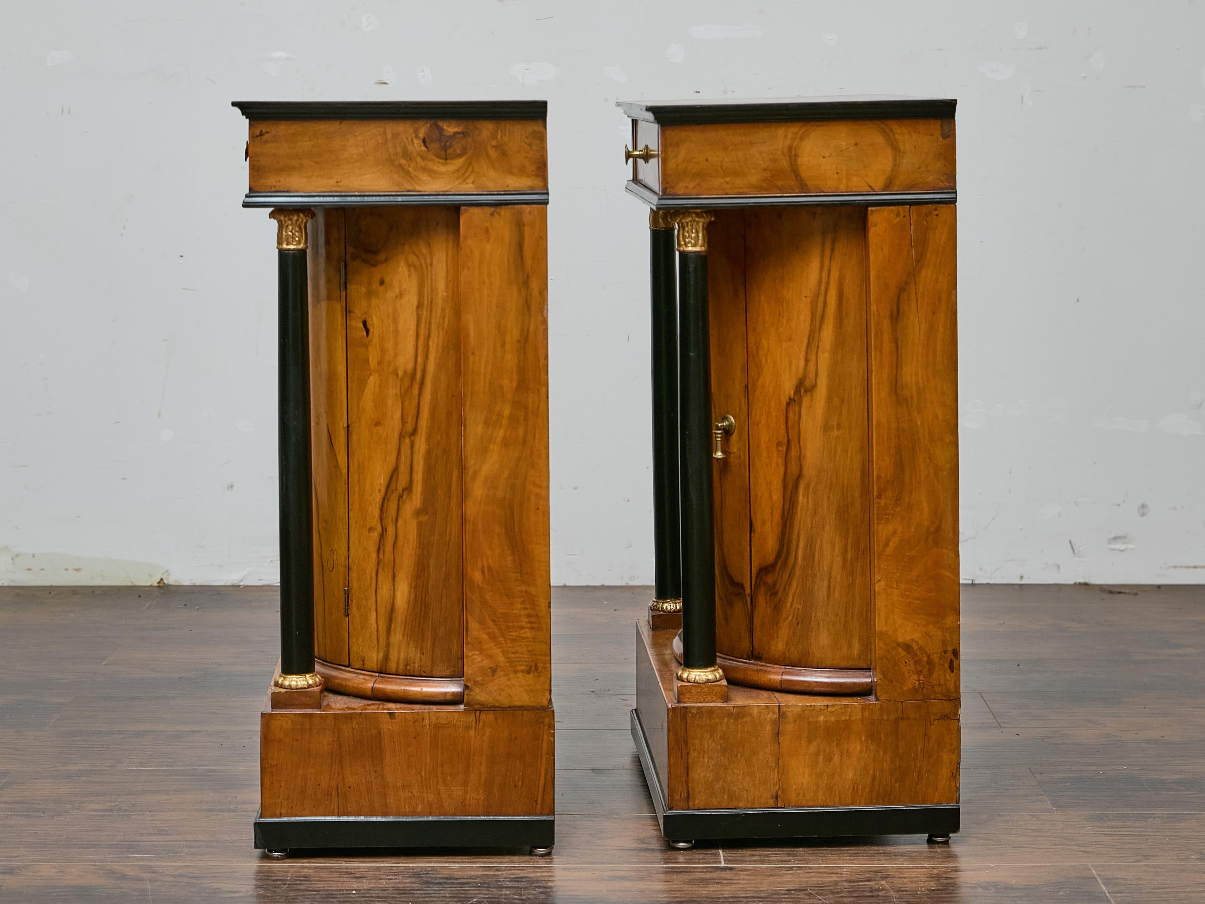 Paire de tables de chevet Biedermeier du 19ème siècle, en noyer et colonnes ébonisées en vente 7