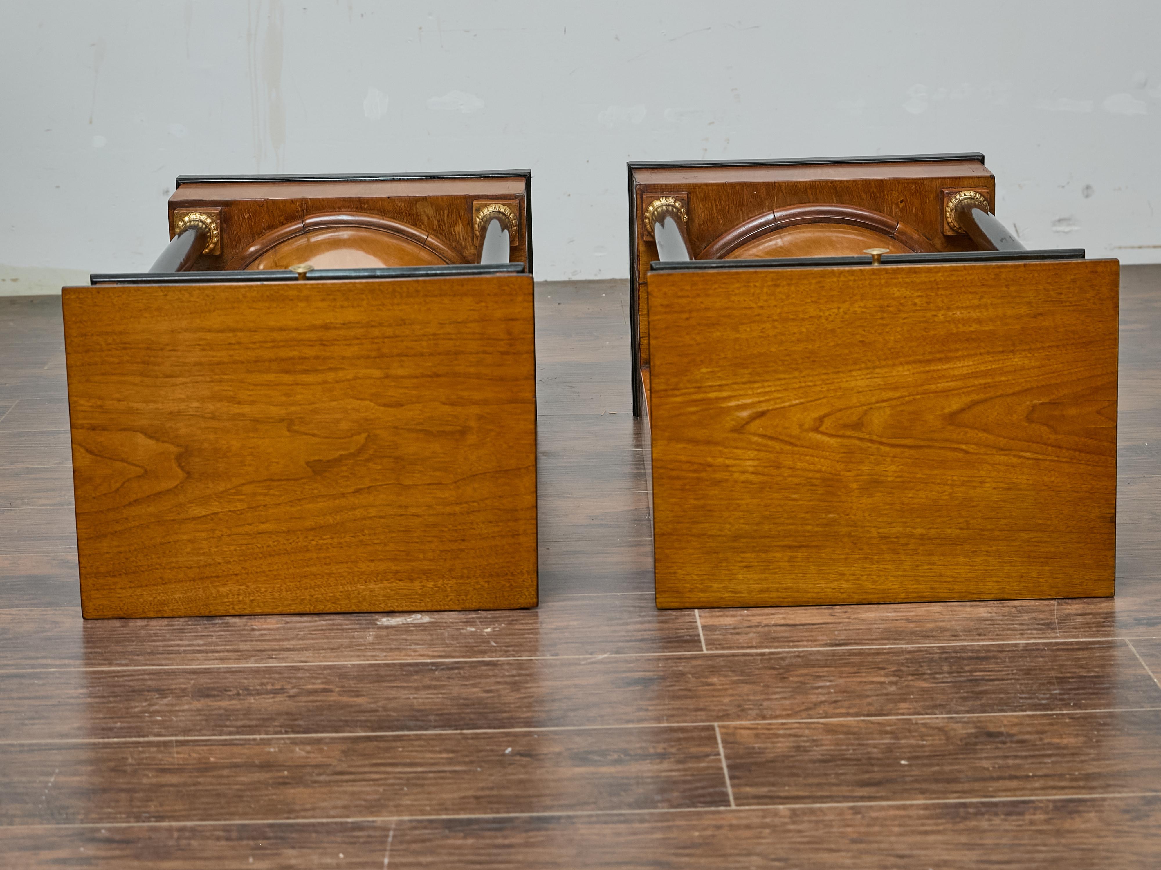 Paire de tables de chevet Biedermeier du 19ème siècle, en noyer et colonnes ébonisées en vente 8