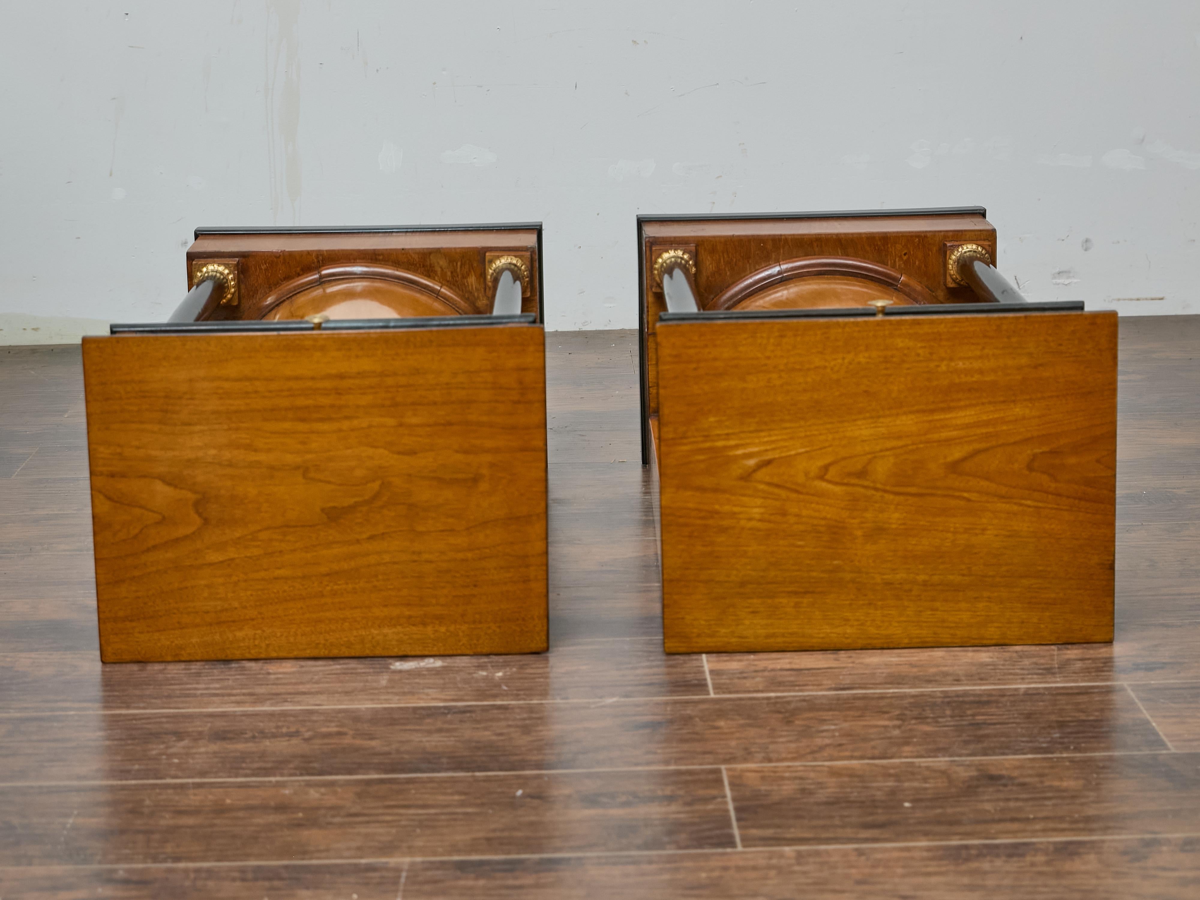 Paire de tables de chevet Biedermeier du 19ème siècle, en noyer et colonnes ébonisées en vente 9