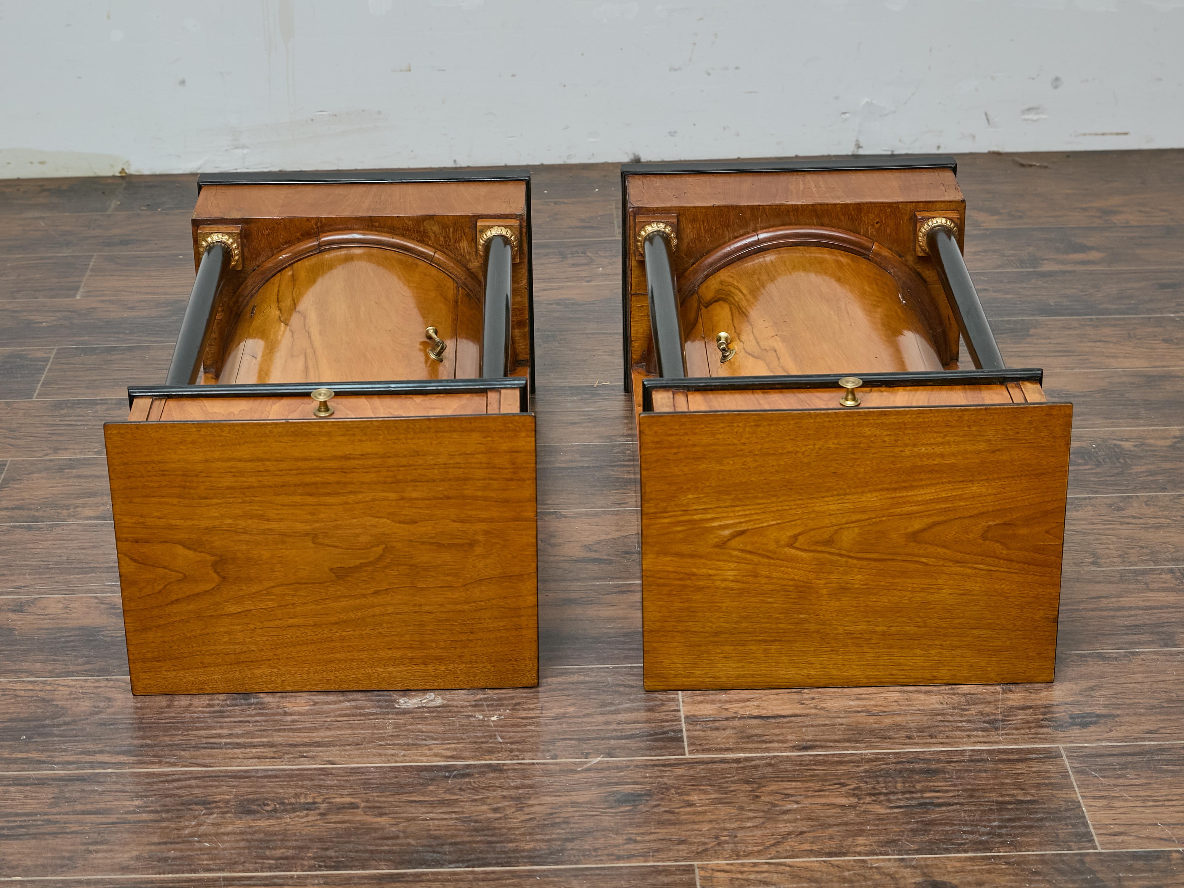 Paire de tables de chevet Biedermeier du 19ème siècle, en noyer et colonnes ébonisées en vente 10