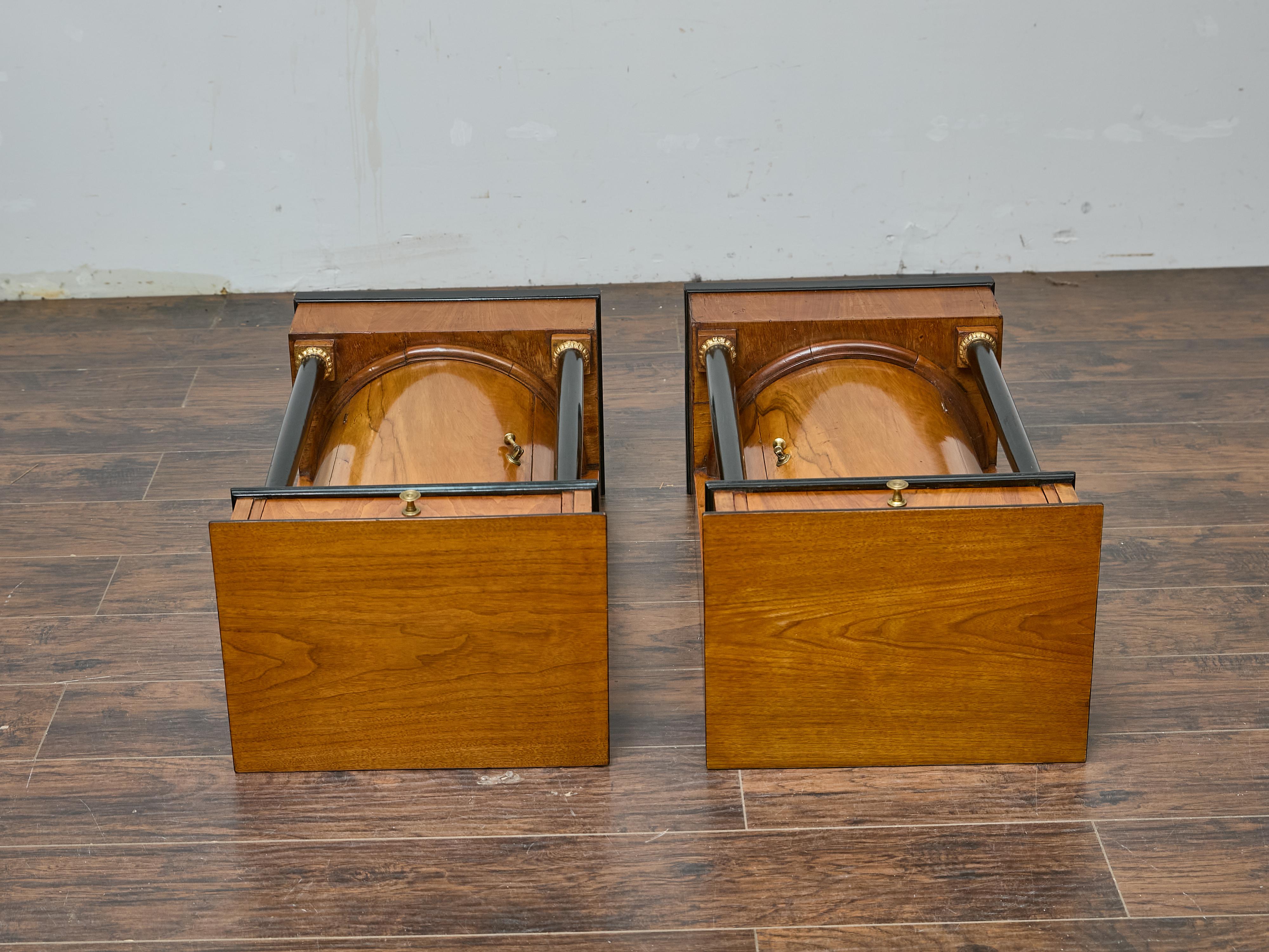 Paire de tables de chevet Biedermeier du 19ème siècle, en noyer et colonnes ébonisées en vente 11