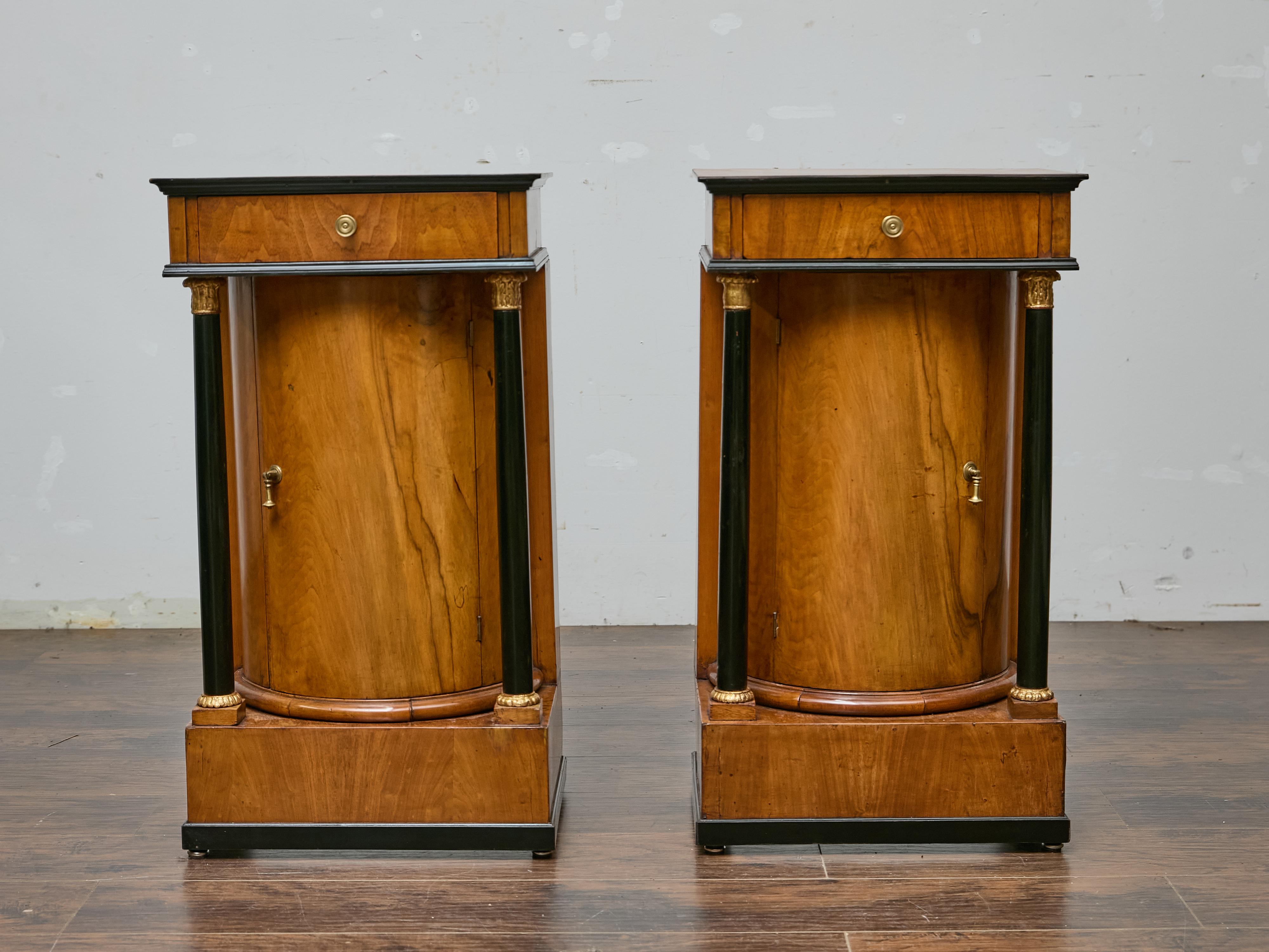 Paire de tables de chevet Biedermeier du 19ème siècle, en noyer et colonnes ébonisées en vente 12