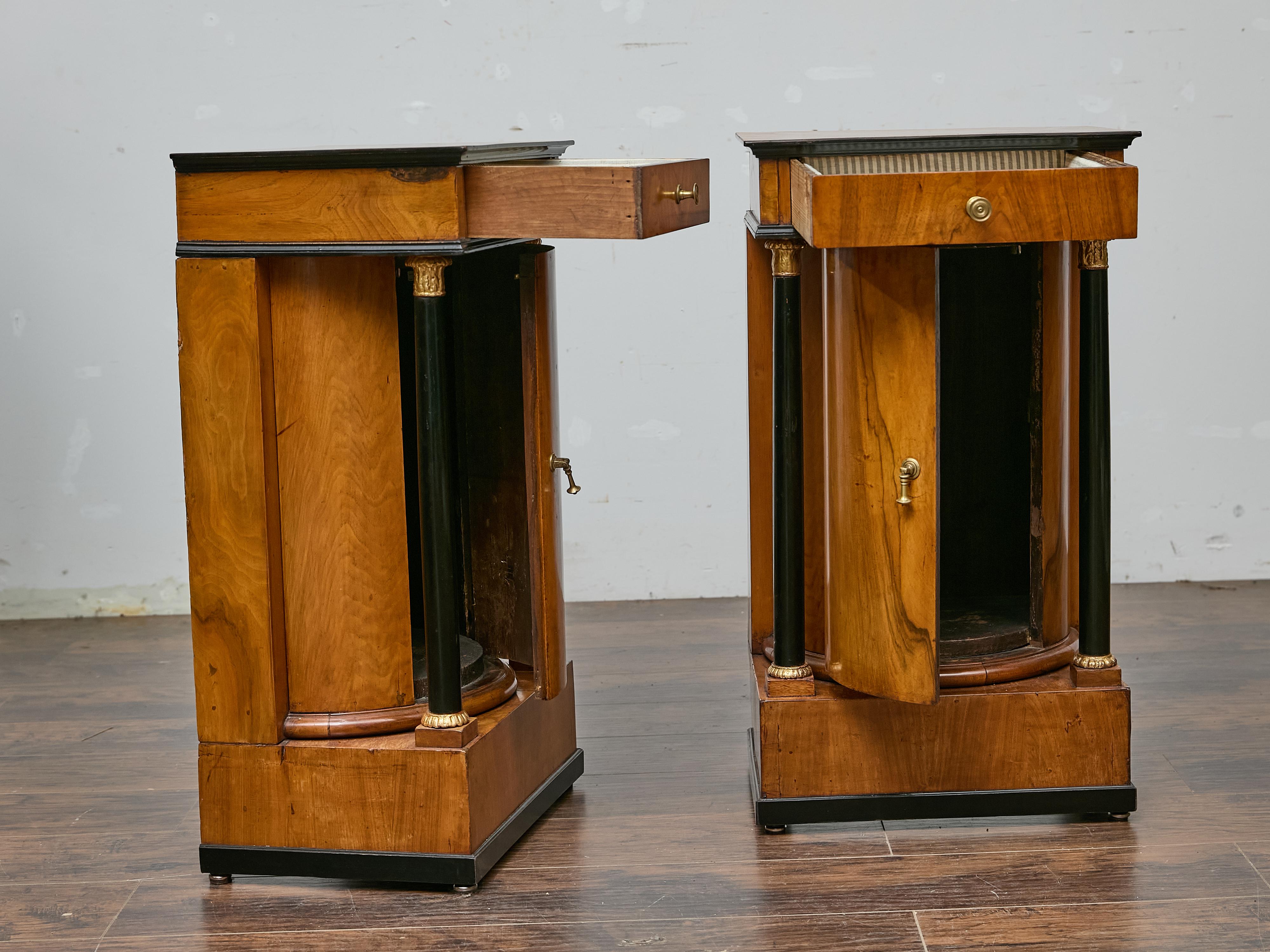 Autrichien Paire de tables de chevet Biedermeier du 19ème siècle, en noyer et colonnes ébonisées en vente