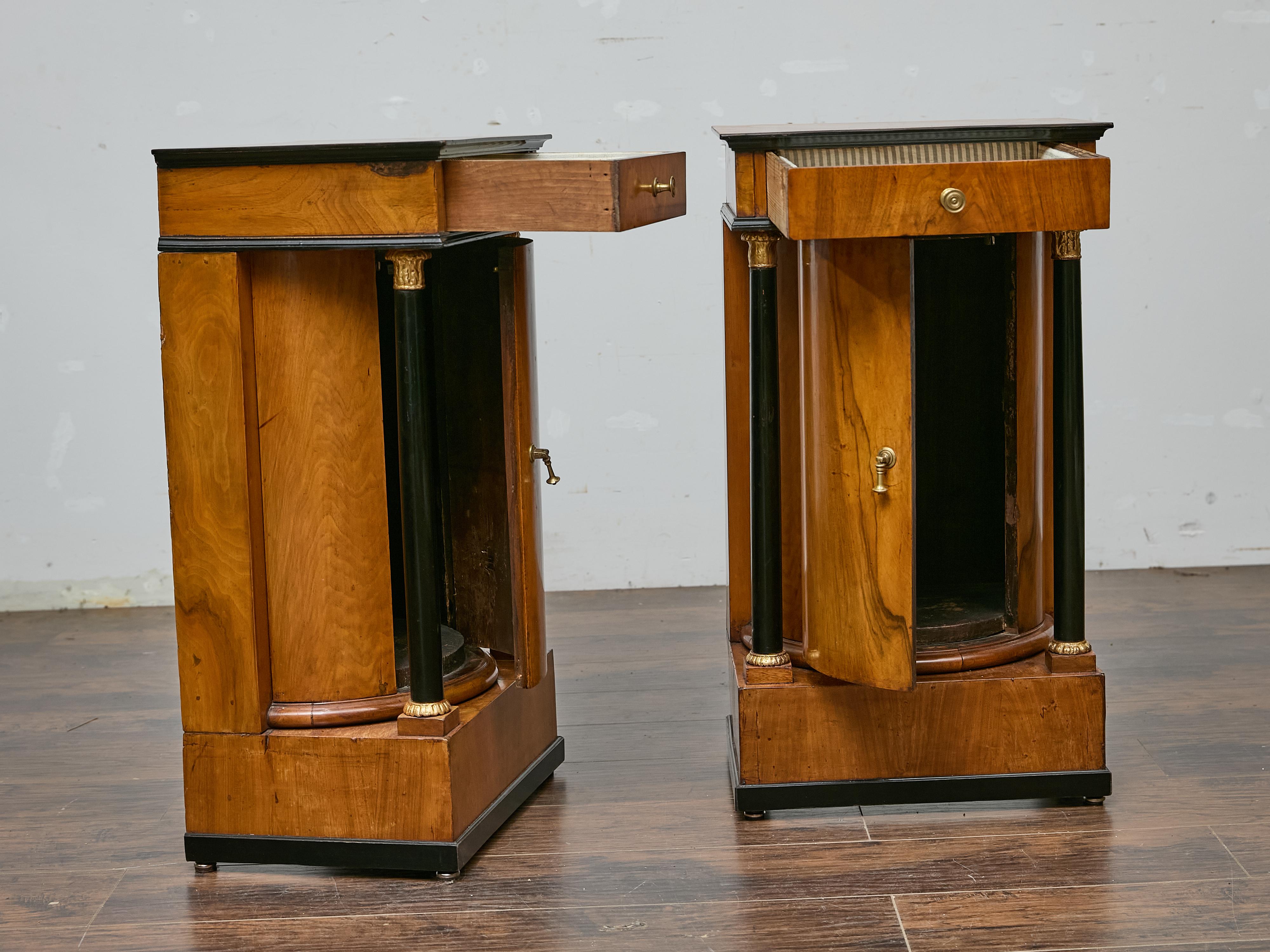 Ébénisé Paire de tables de chevet Biedermeier du 19ème siècle, en noyer et colonnes ébonisées en vente