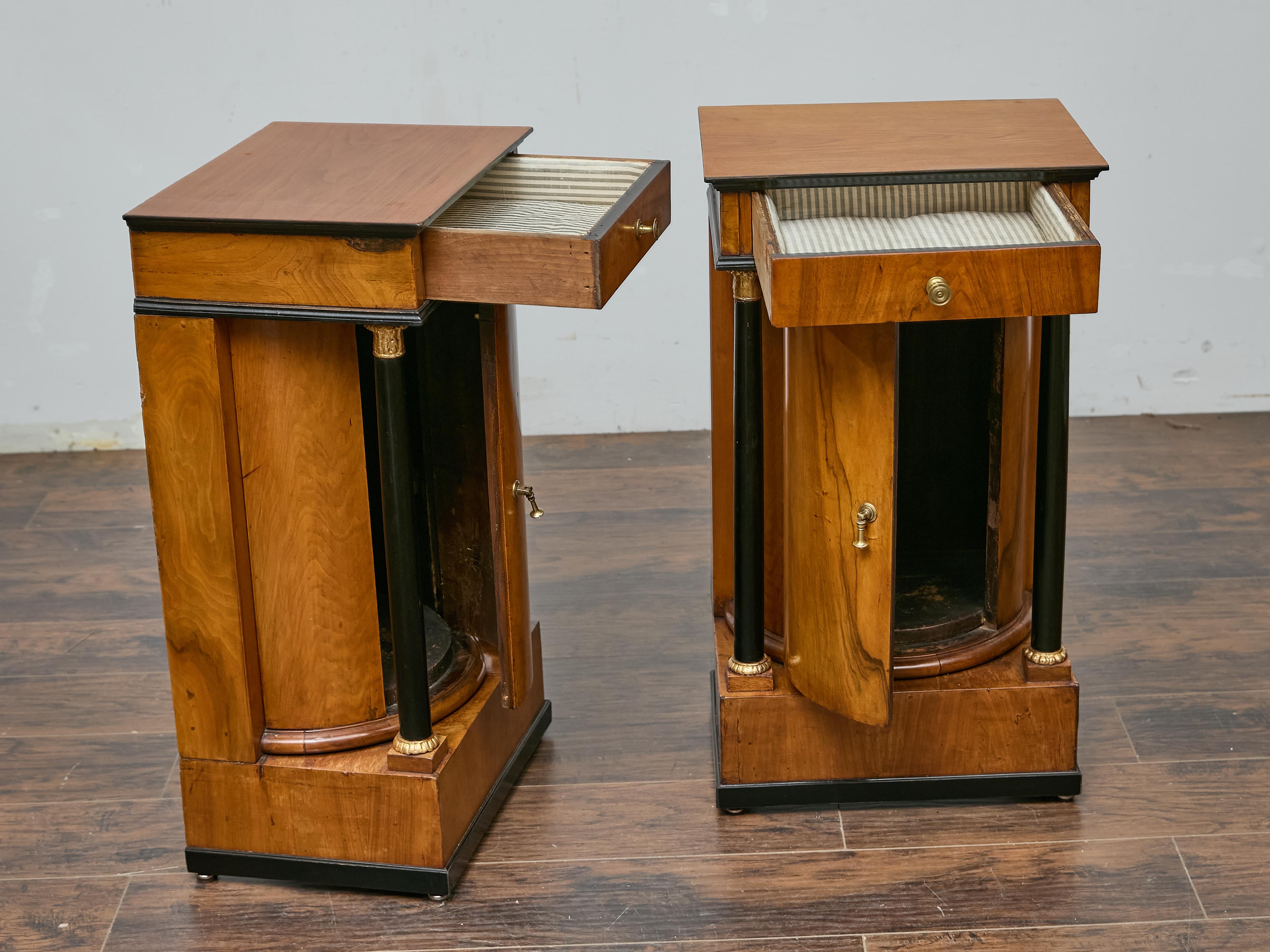 Paire de tables de chevet Biedermeier du 19ème siècle, en noyer et colonnes ébonisées Bon état - En vente à Atlanta, GA