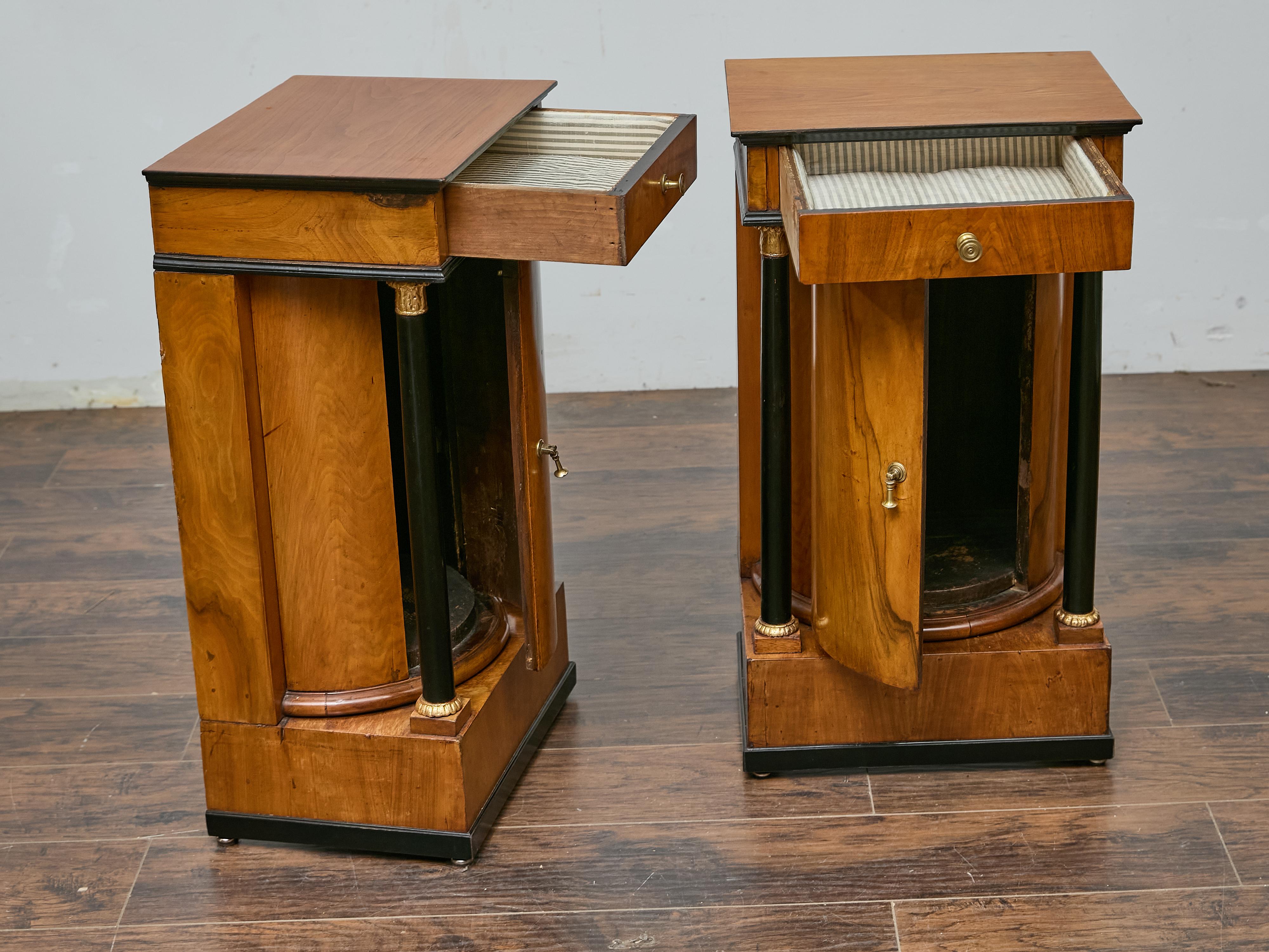 XIXe siècle Paire de tables de chevet Biedermeier du 19ème siècle, en noyer et colonnes ébonisées en vente