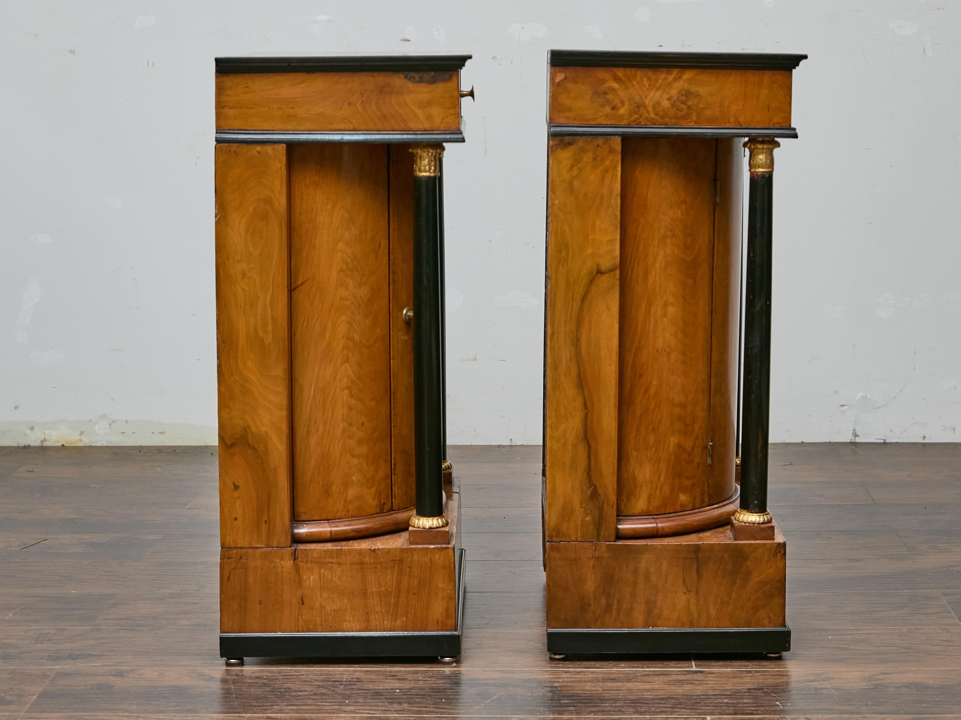 Bois Paire de tables de chevet Biedermeier du 19ème siècle, en noyer et colonnes ébonisées en vente