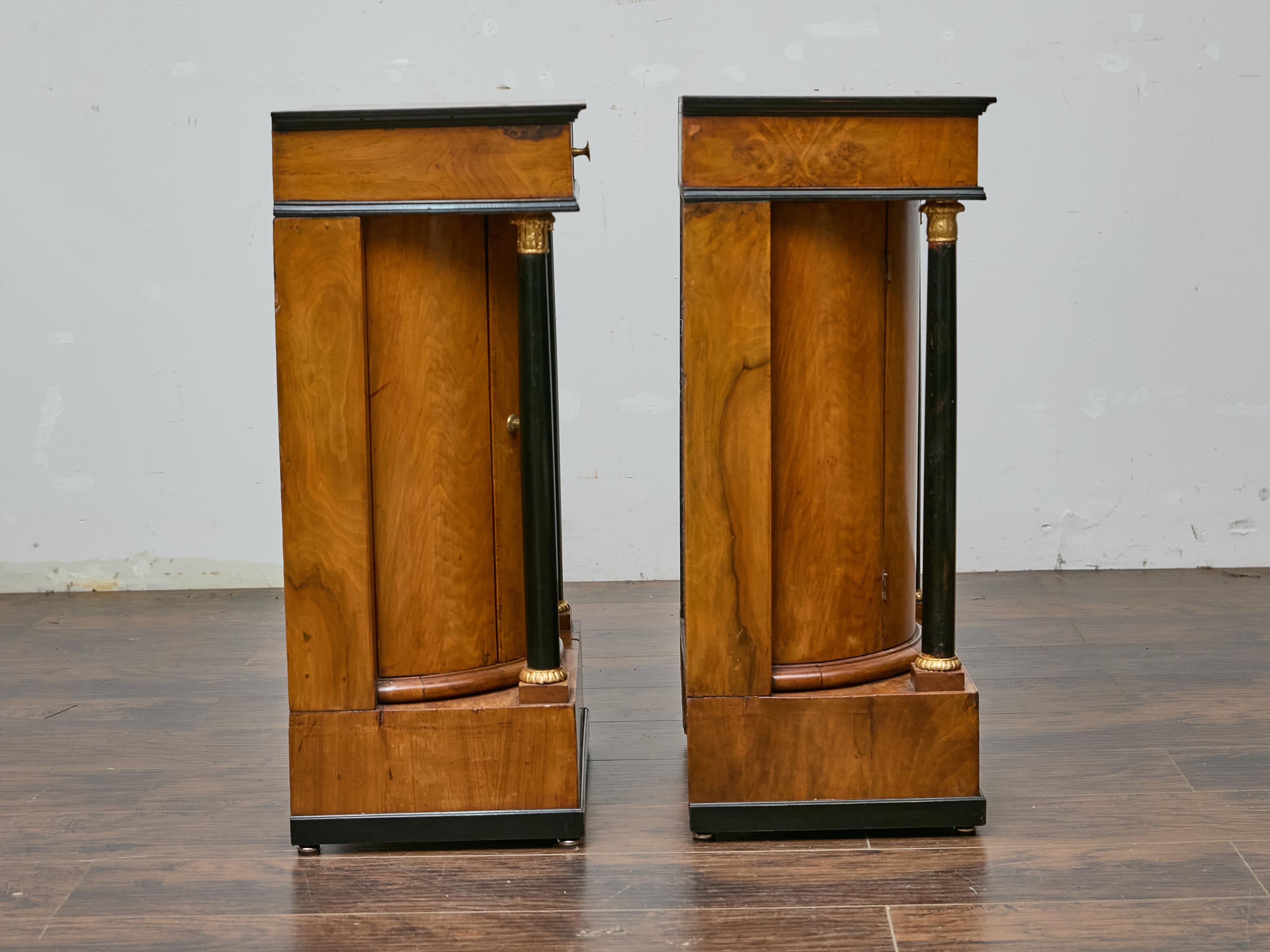 Paire de tables de chevet Biedermeier du 19ème siècle, en noyer et colonnes ébonisées en vente 1