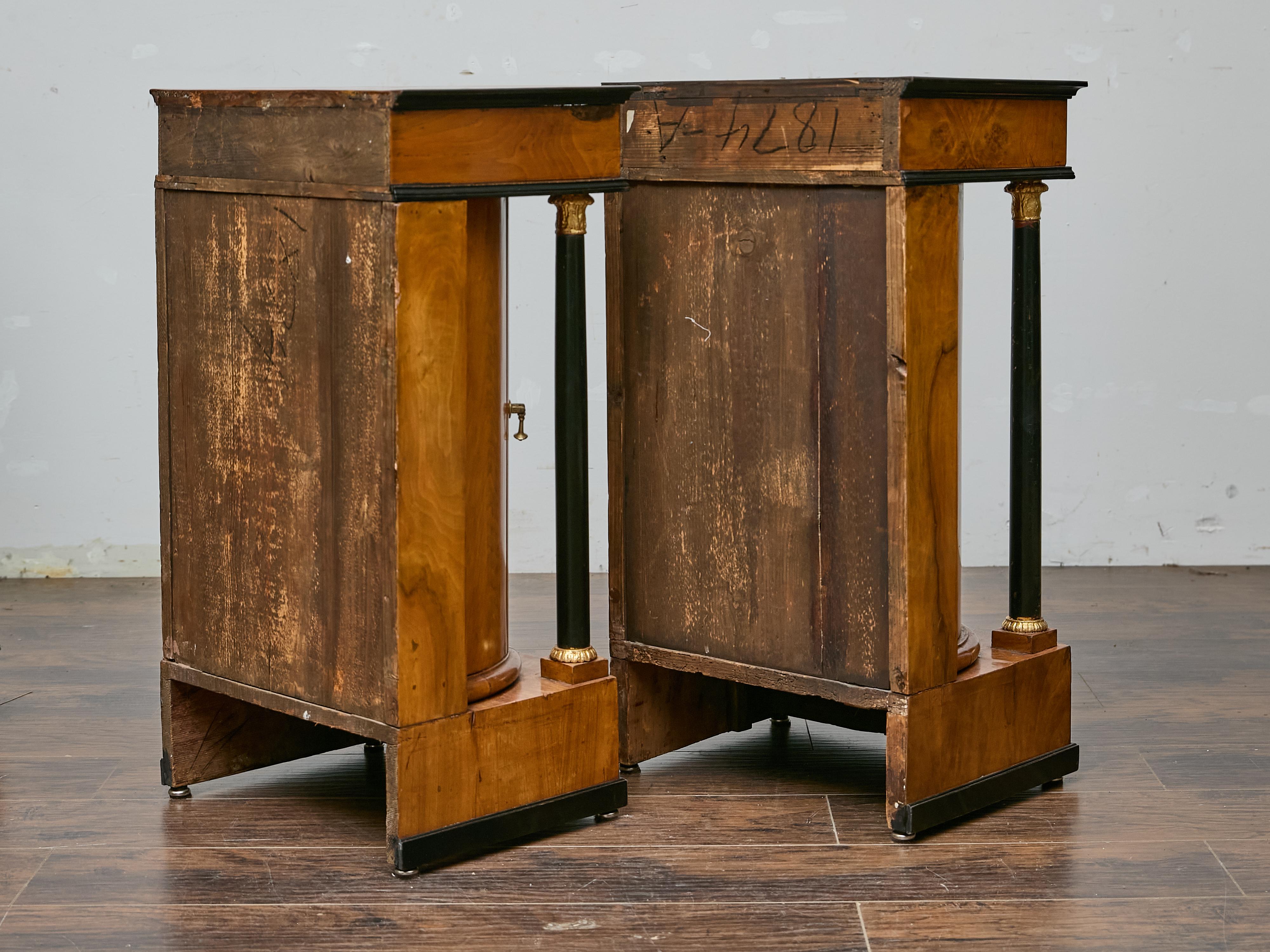 Paire de tables de chevet Biedermeier du 19ème siècle, en noyer et colonnes ébonisées en vente 2