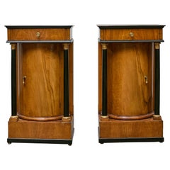 Pareja de mesillas de noche Biedermeier del siglo XIX, nogal y columnas ebonizadas