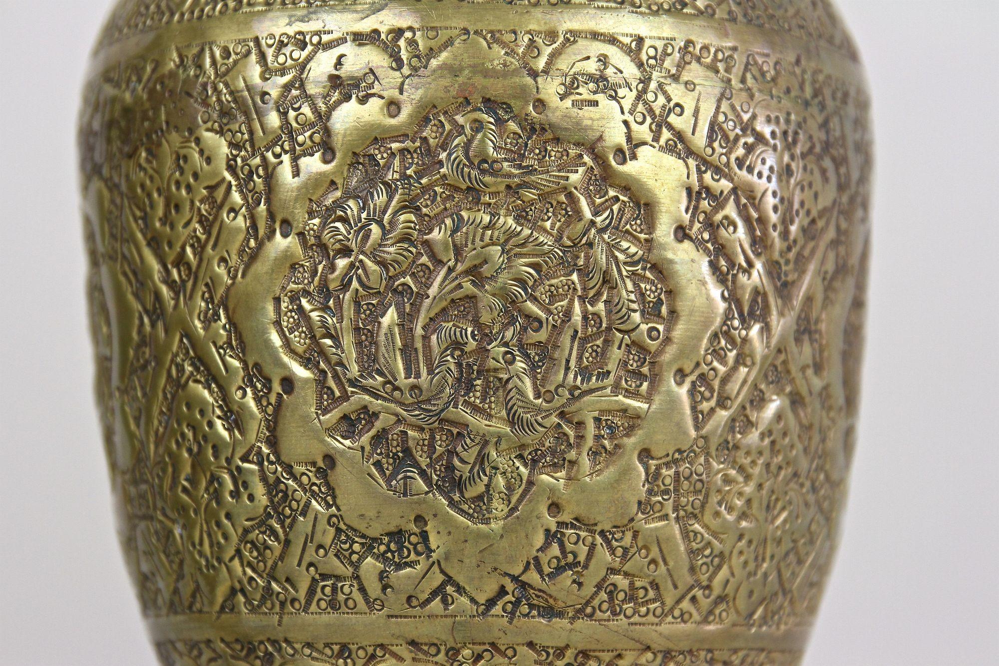 Paire de vases Biedermeier en laiton ciselé du 19ème siècle, Autriche, vers 1860 en vente 3