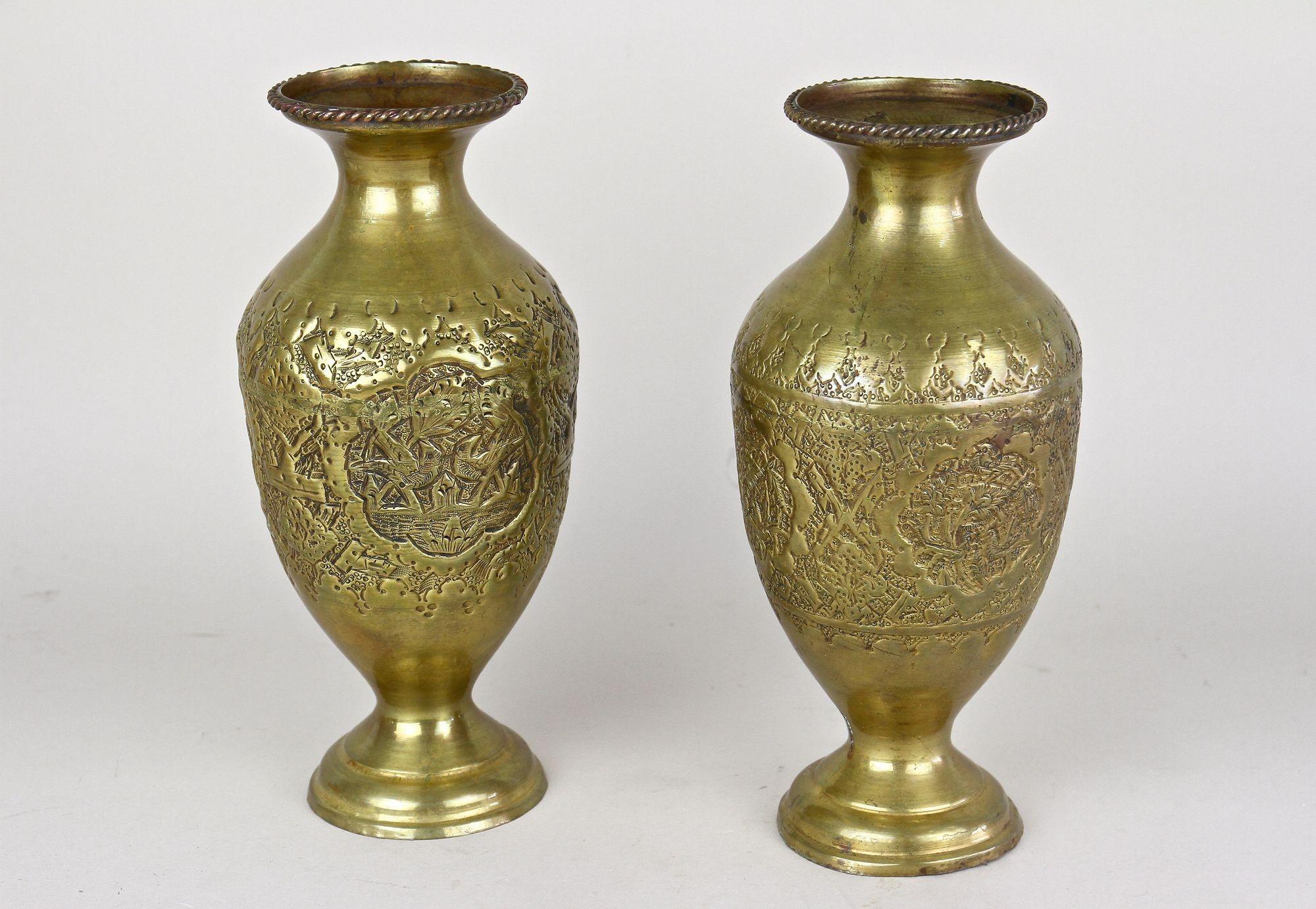 Paire de vases Biedermeier en laiton ciselé du 19ème siècle, Autriche, vers 1860 en vente 4