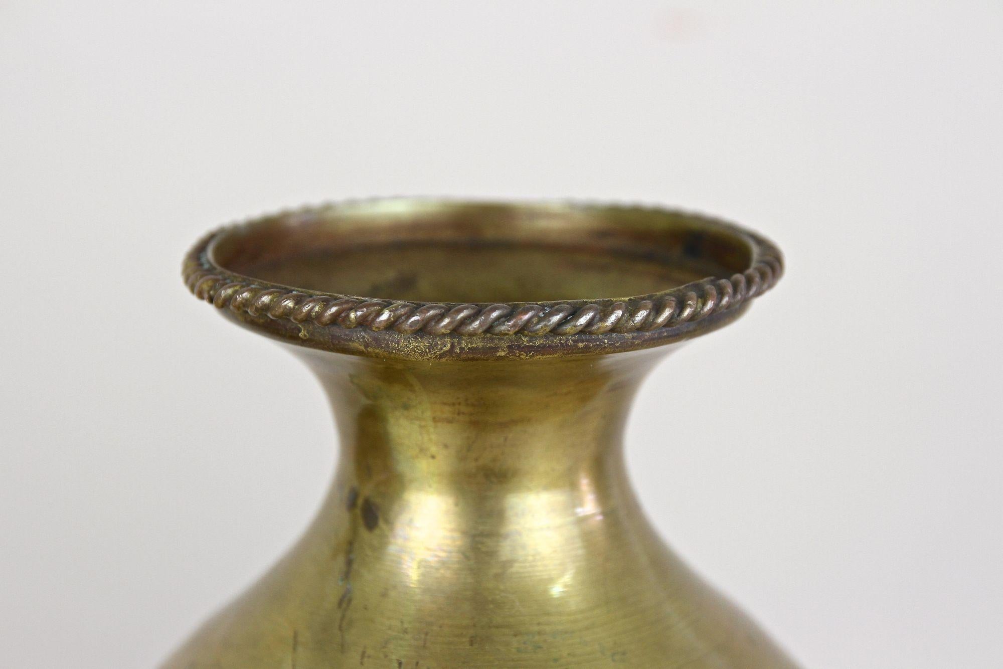 Paire de vases Biedermeier en laiton ciselé du 19ème siècle, Autriche, vers 1860 en vente 5