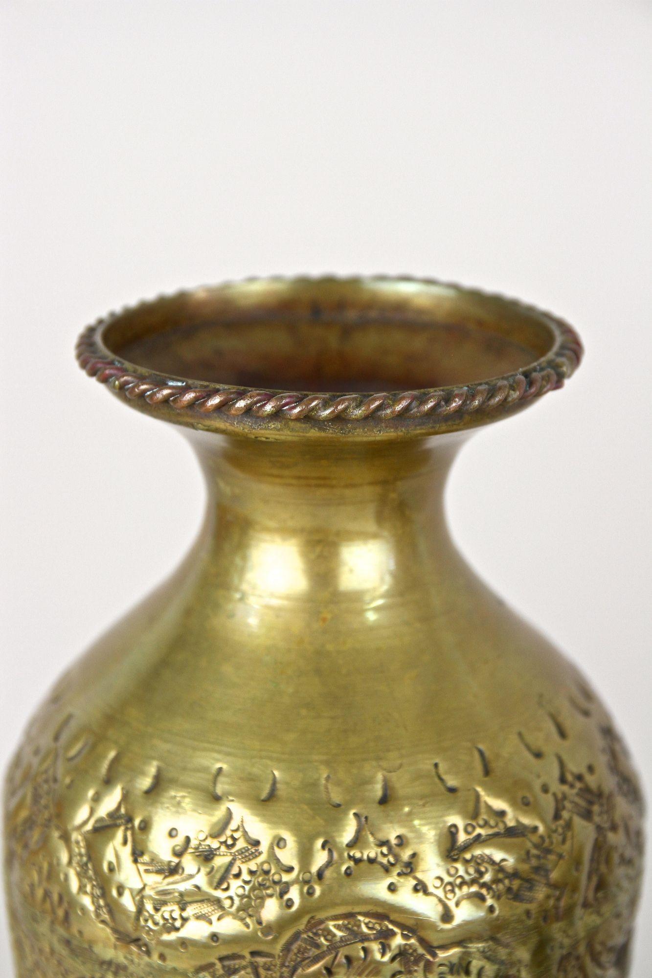 Paire de vases Biedermeier en laiton ciselé du 19ème siècle, Autriche, vers 1860 en vente 6