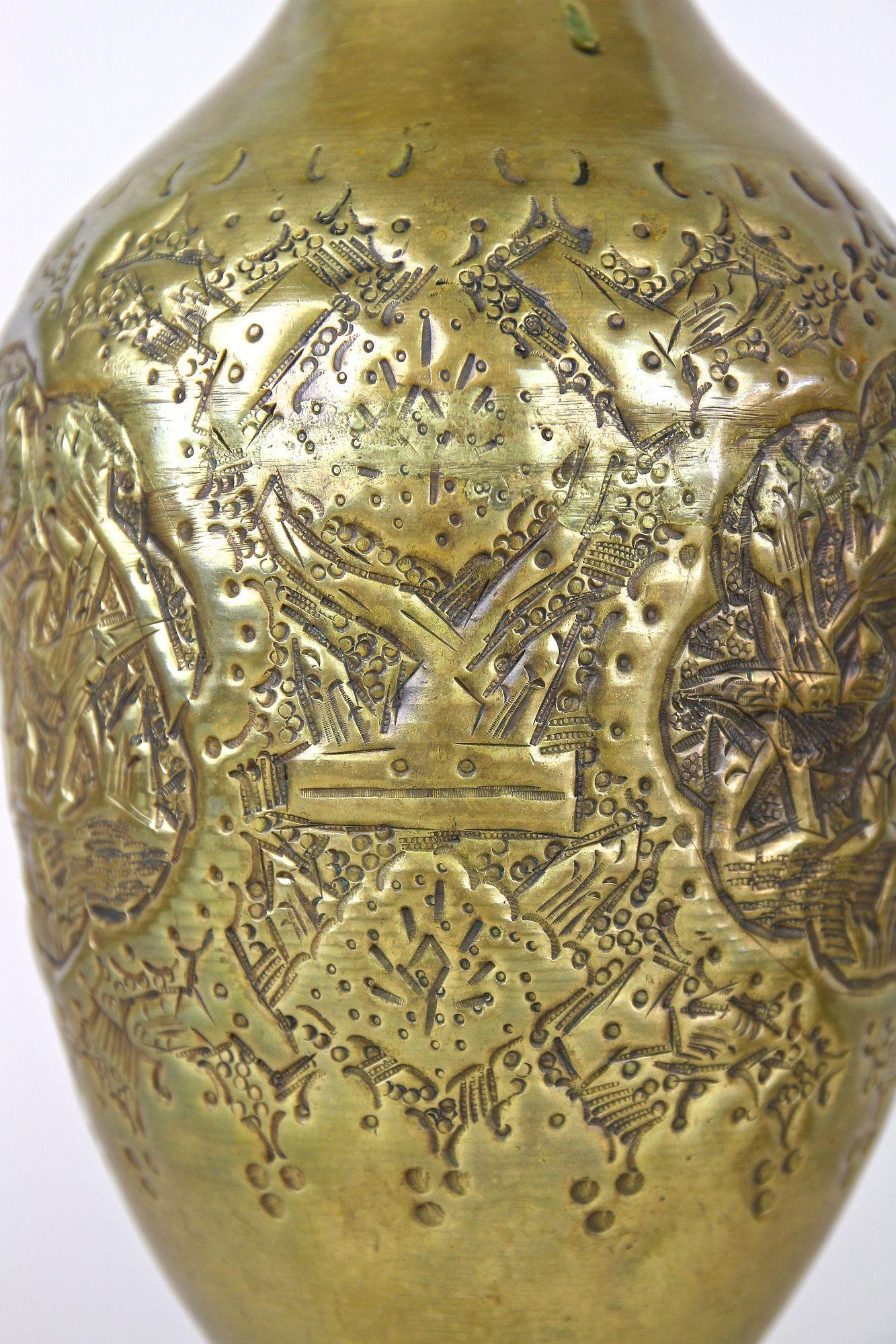 Paire de vases Biedermeier en laiton ciselé du 19ème siècle, Autriche, vers 1860 en vente 7