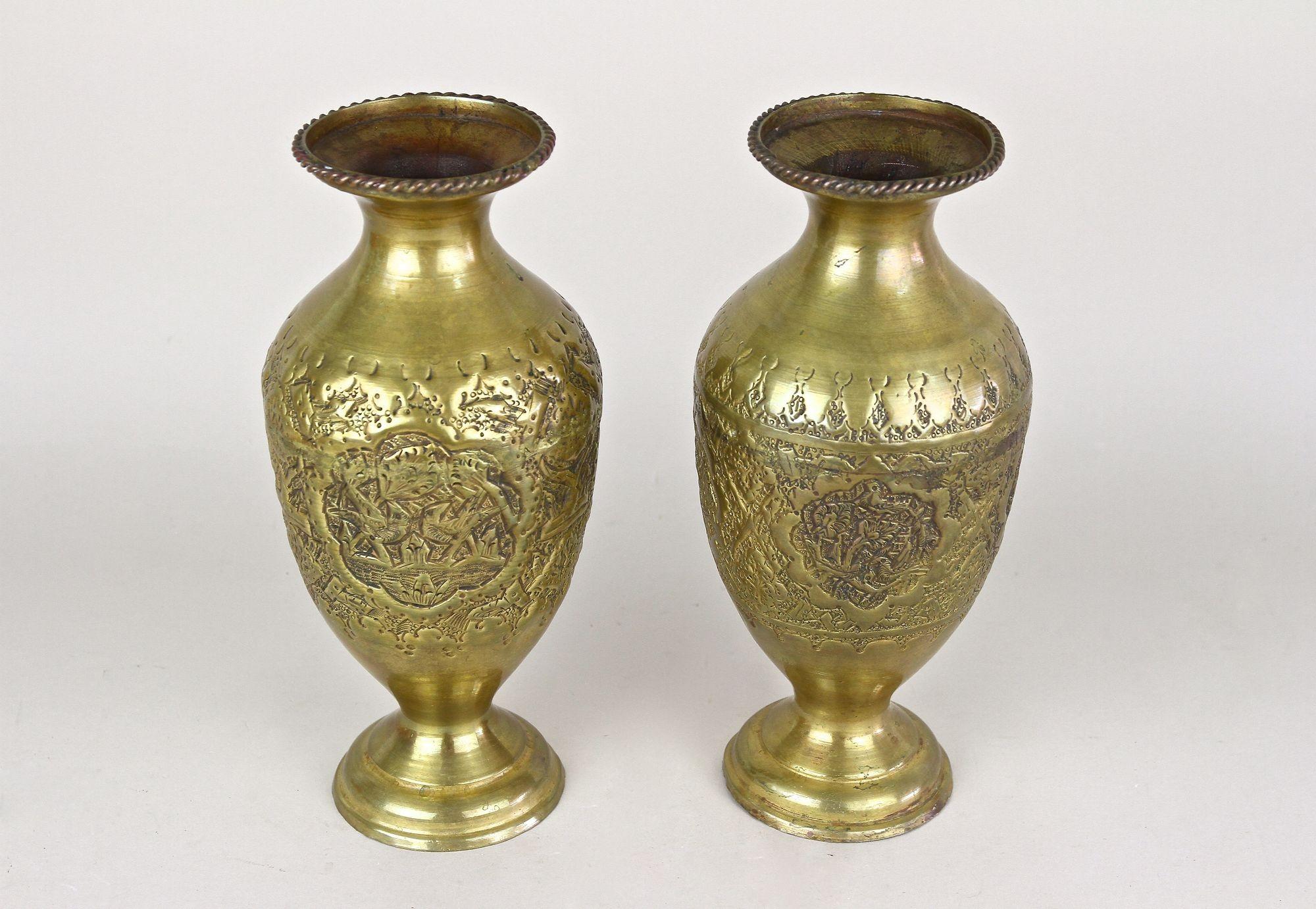 Étonnante paire de vases en laiton de la fin de la période Biedermeier, datant de ce que l'on appelle la 