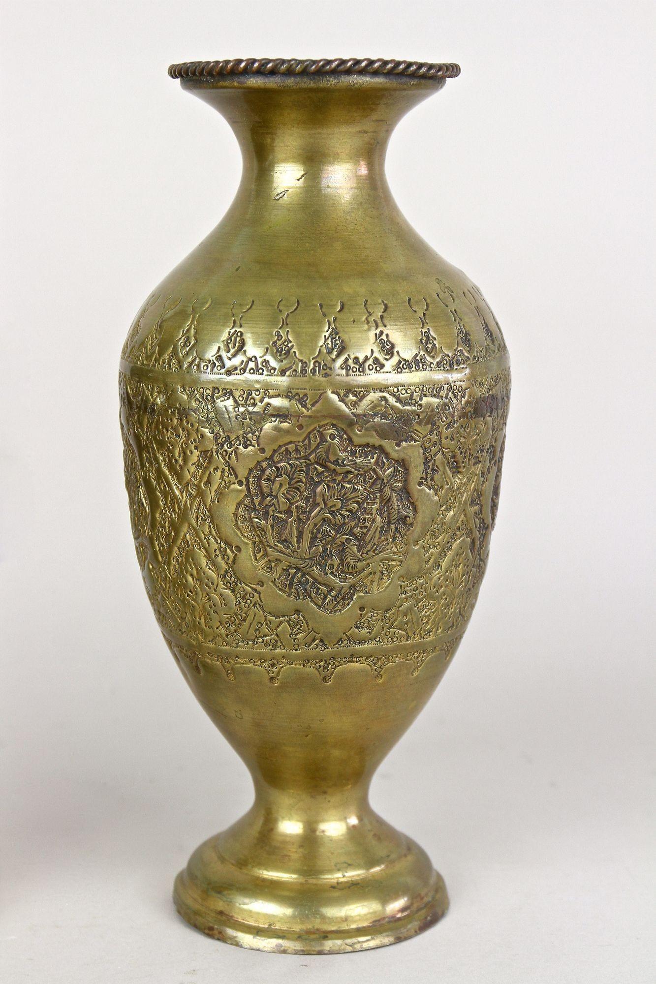 Autrichien Paire de vases Biedermeier en laiton ciselé du 19ème siècle, Autriche, vers 1860 en vente