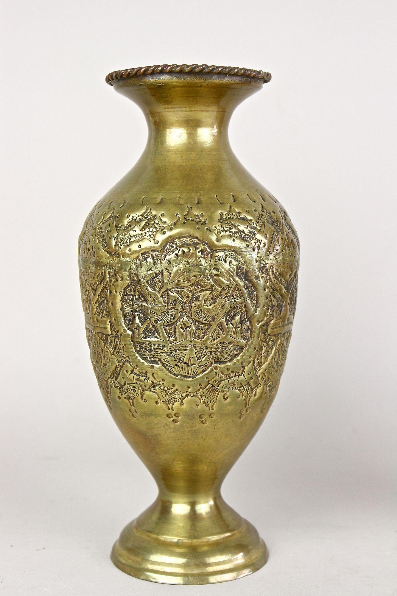 Fait main Paire de vases Biedermeier en laiton ciselé du 19ème siècle, Autriche, vers 1860 en vente