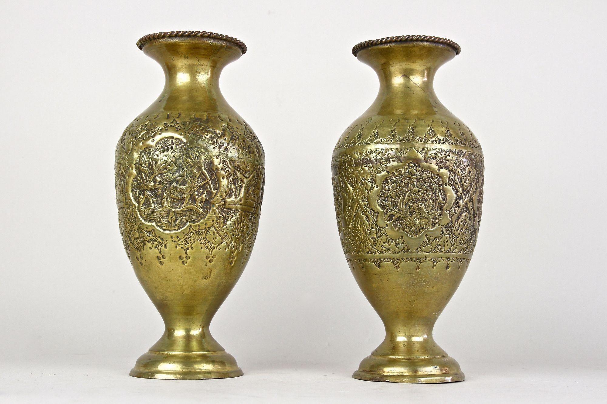 Paire de vases Biedermeier en laiton ciselé du 19ème siècle, Autriche, vers 1860 Bon état - En vente à Lichtenberg, AT