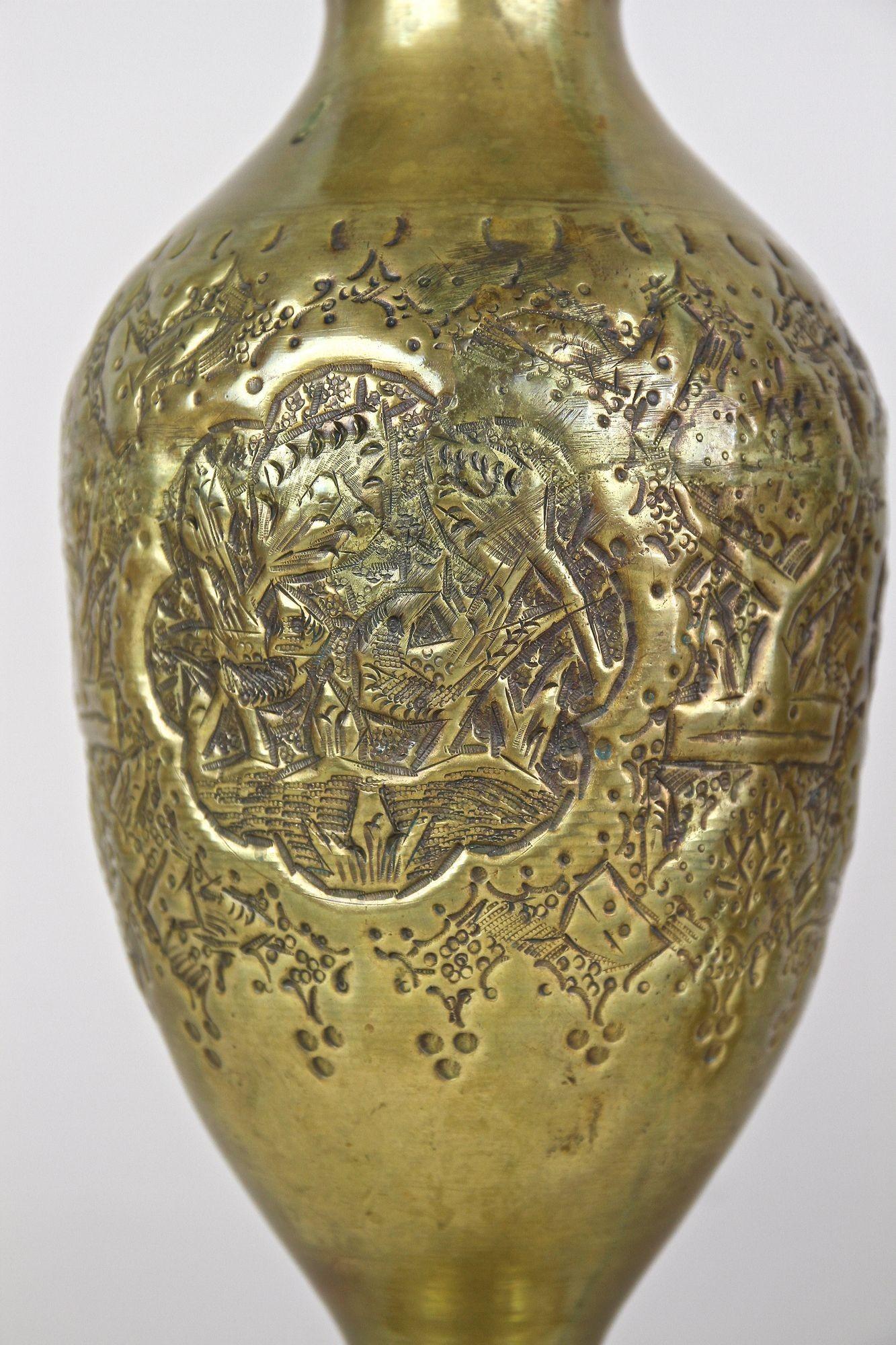 XIXe siècle Paire de vases Biedermeier en laiton ciselé du 19ème siècle, Autriche, vers 1860 en vente