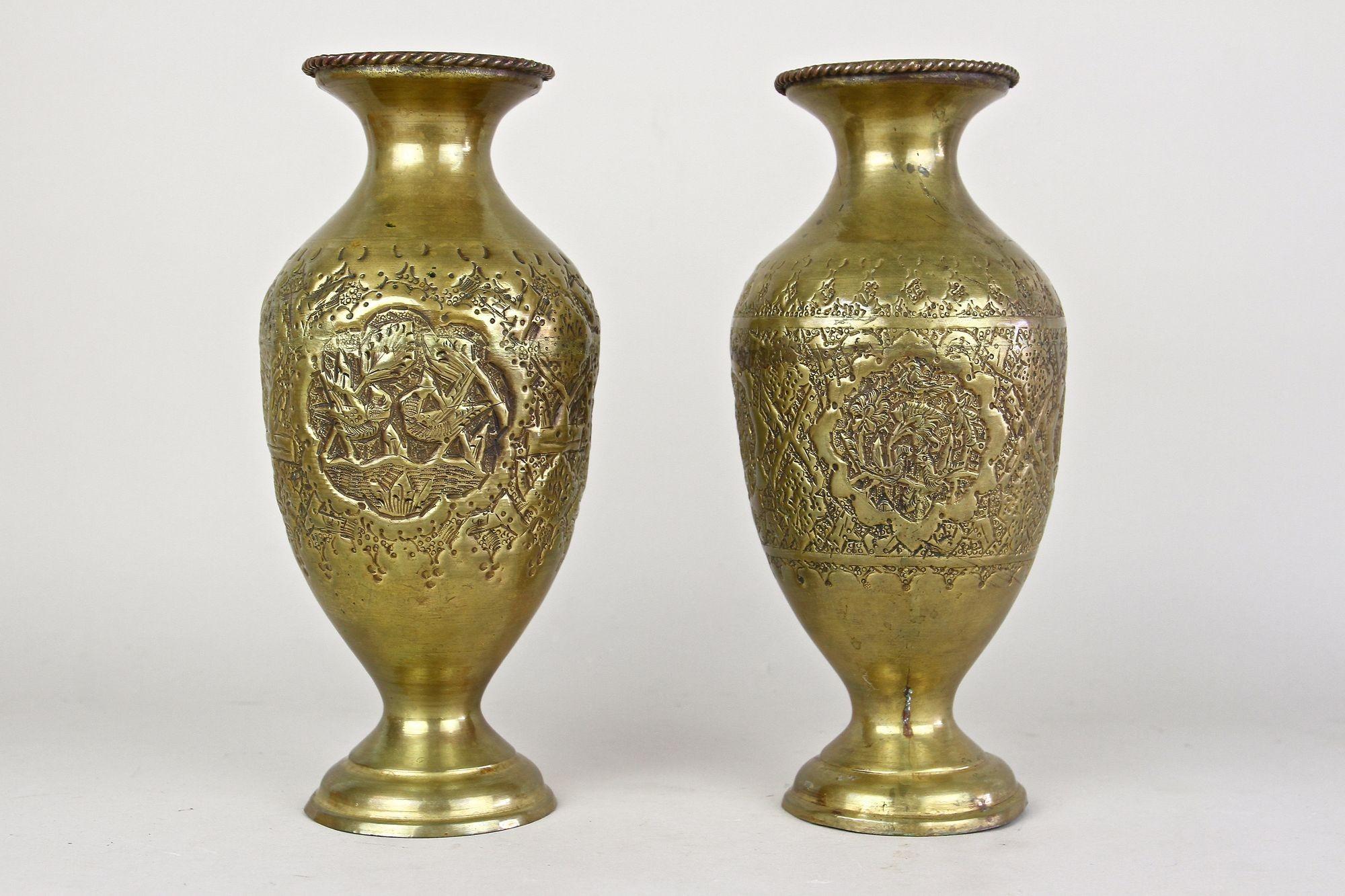 Paire de vases Biedermeier en laiton ciselé du 19ème siècle, Autriche, vers 1860 en vente 1