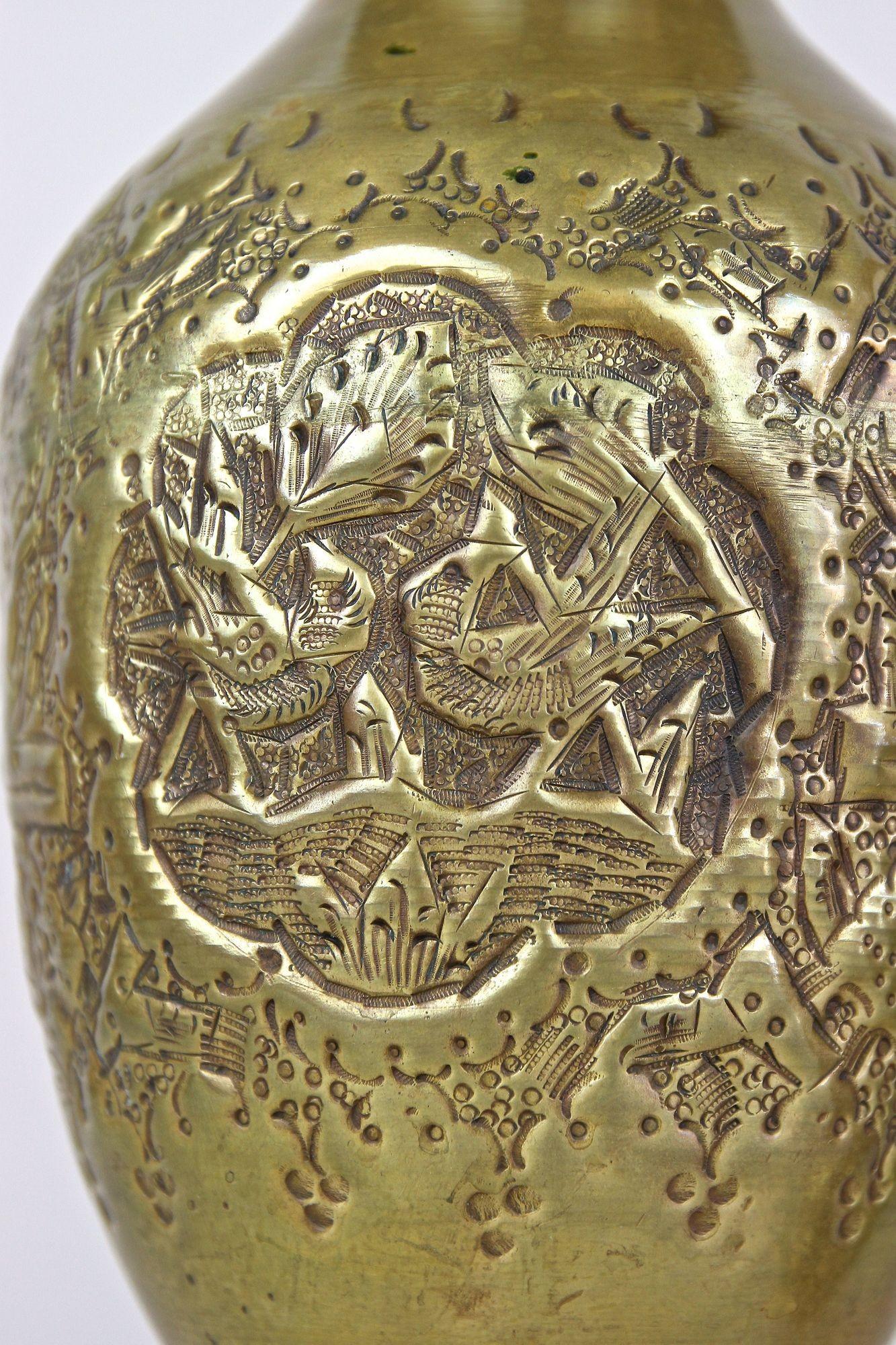 Paire de vases Biedermeier en laiton ciselé du 19ème siècle, Autriche, vers 1860 en vente 2