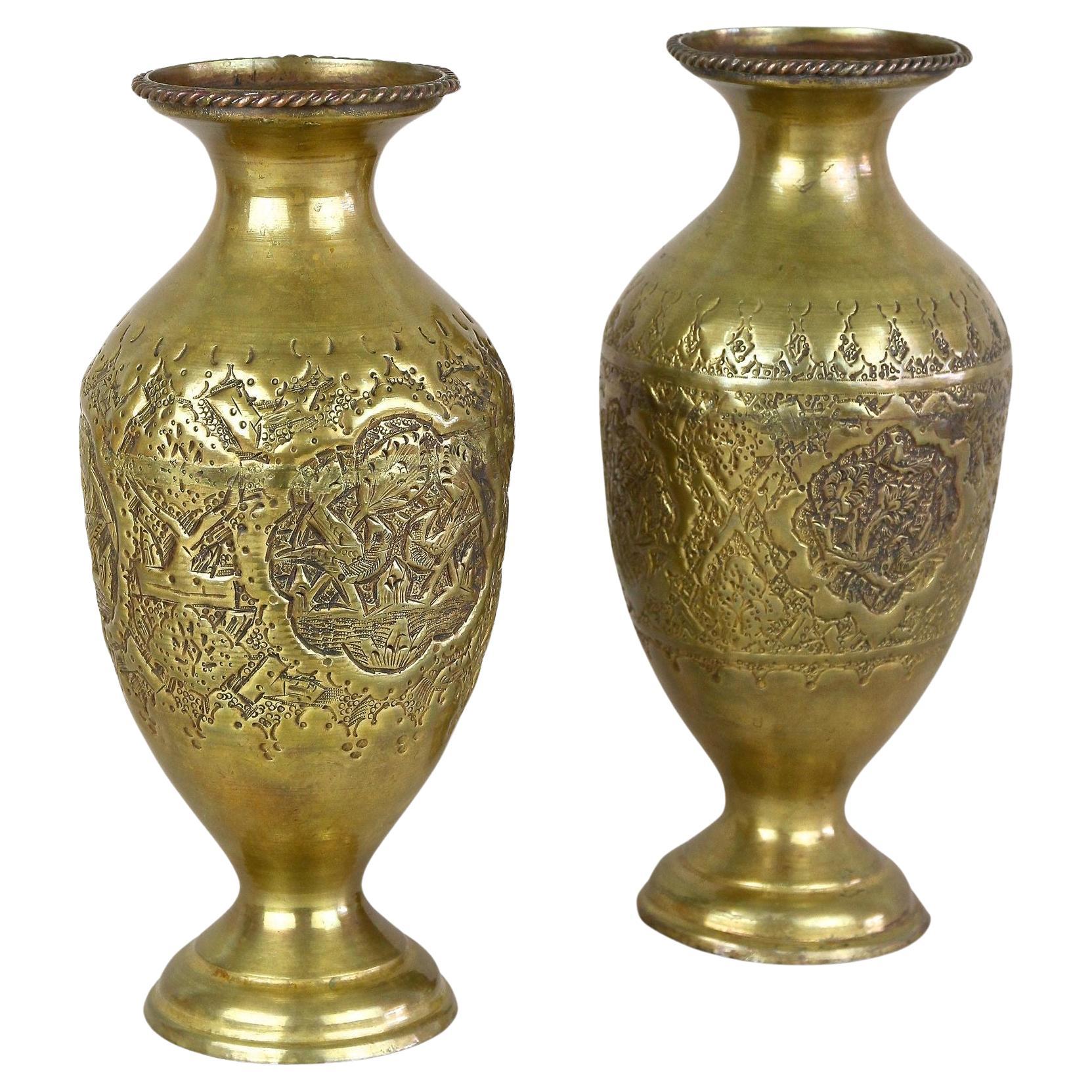 Paire de vases Biedermeier en laiton ciselé du 19ème siècle, Autriche, vers 1860 en vente