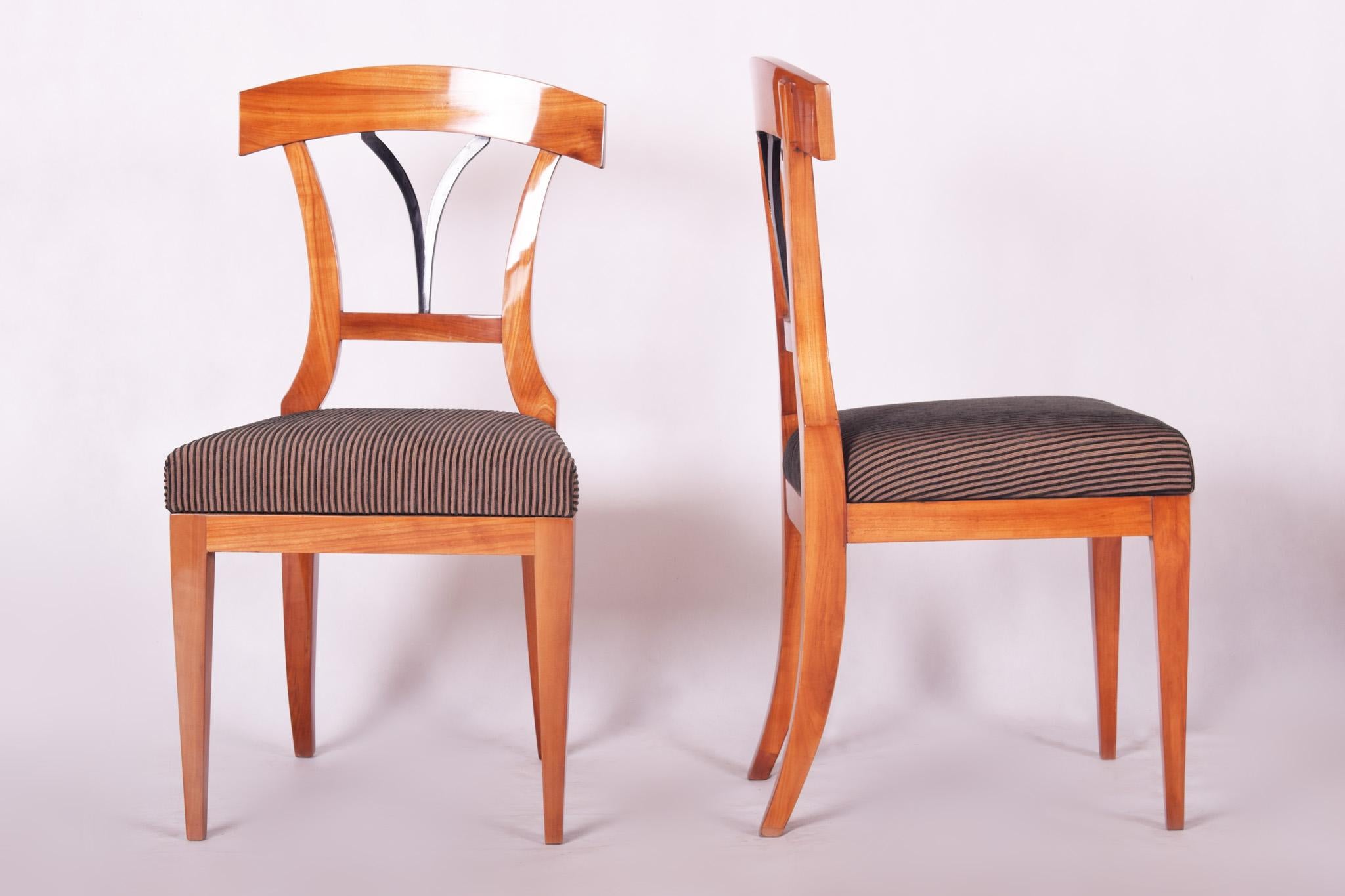 Fabric Pair of 19th Century Biedermeier Dining Chairs Made in 1930s Czechia For Sale