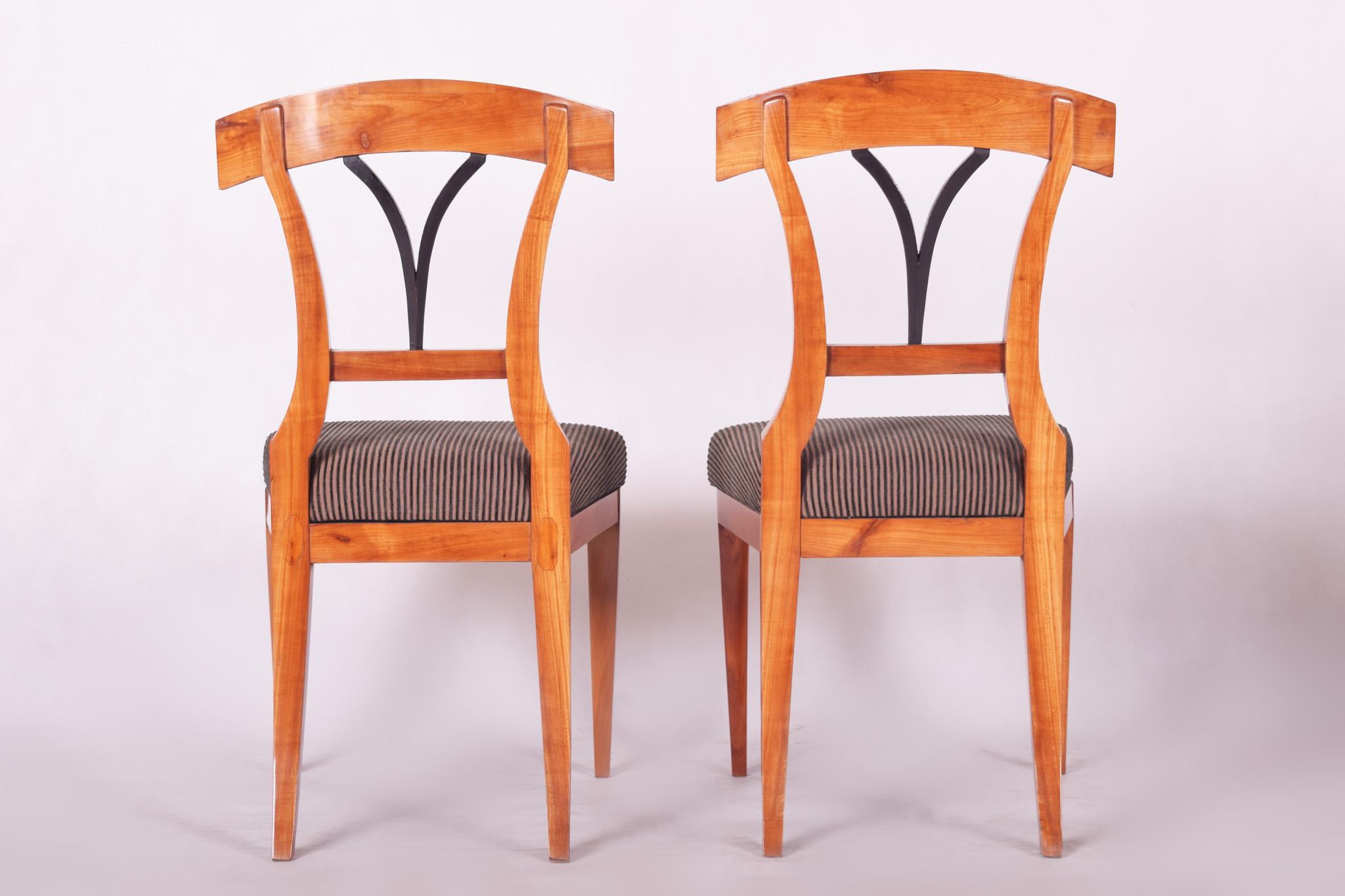 Biedermeier-Esszimmerstühle aus dem 19. Jahrhundert, hergestellt in Tschechien in den 1930er Jahren, Paar (Stoff) im Angebot