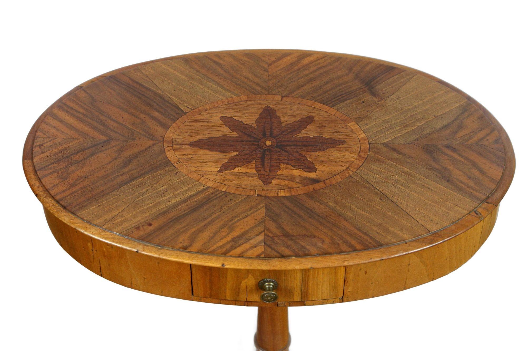 Paire de tables d'appoint Biedermeier du 19ème siècle, bois de noix/de cerisier - vers 1830 en vente 3