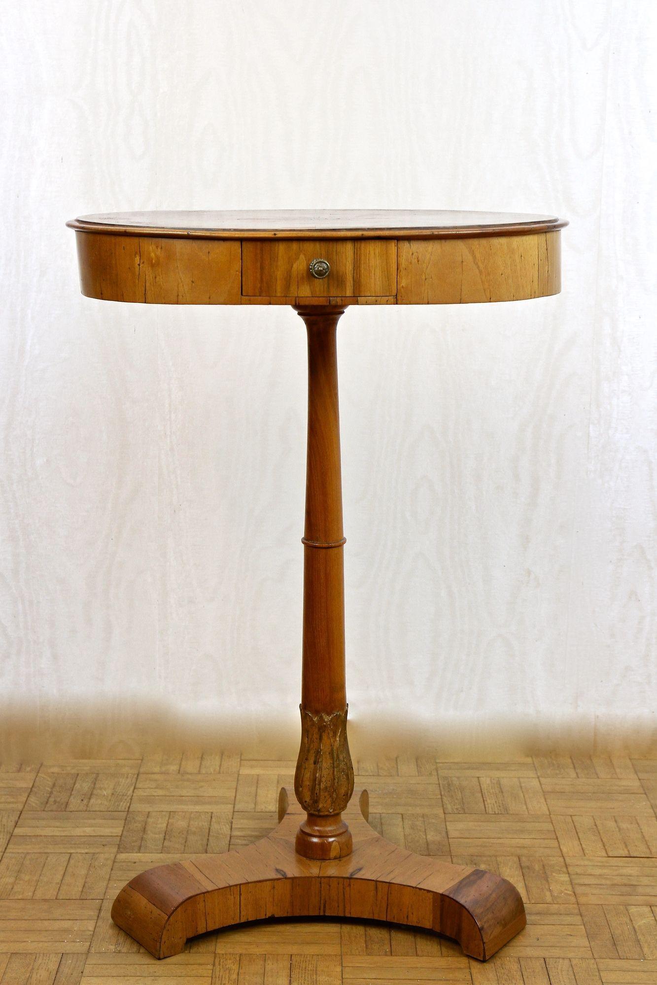 Paire de tables d'appoint Biedermeier du 19ème siècle, bois de noix/de cerisier - vers 1830 en vente 4