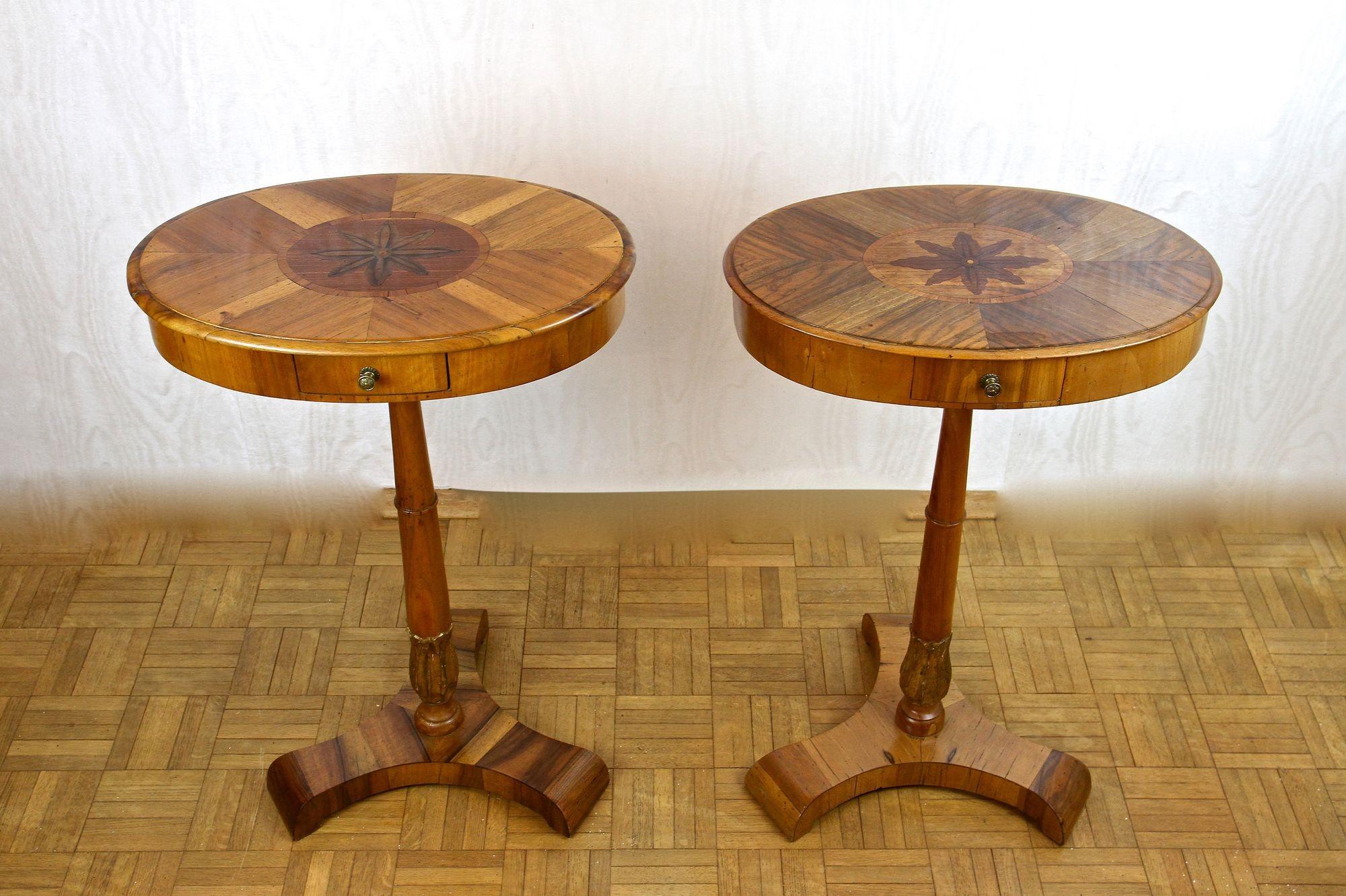 Paire de tables d'appoint Biedermeier du 19ème siècle, bois de noix/de cerisier - vers 1830 en vente 5