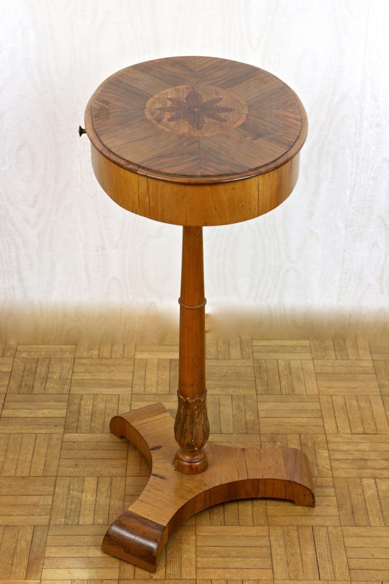 Paire de tables d'appoint Biedermeier du 19ème siècle, bois de noix/de cerisier - vers 1830 en vente 6