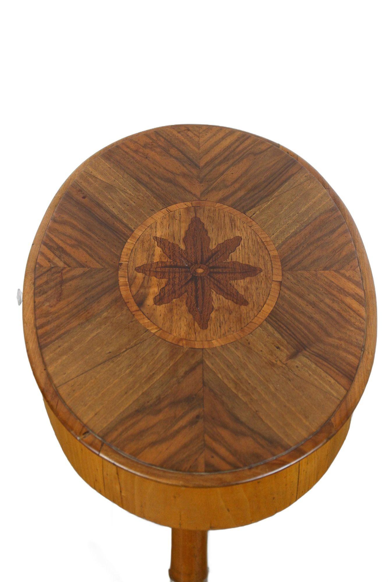 Paire de tables d'appoint Biedermeier du 19ème siècle, bois de noix/de cerisier - vers 1830 en vente 7
