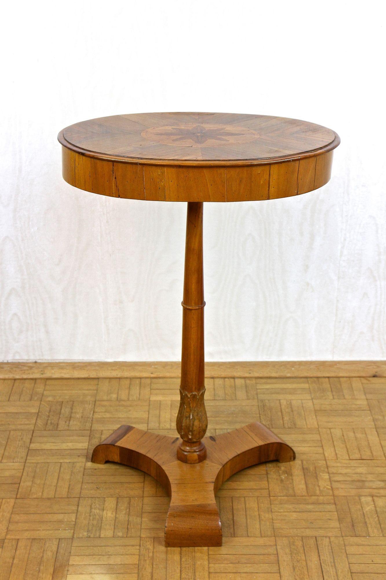 Paire de tables d'appoint Biedermeier du 19ème siècle, bois de noix/de cerisier - vers 1830 en vente 8